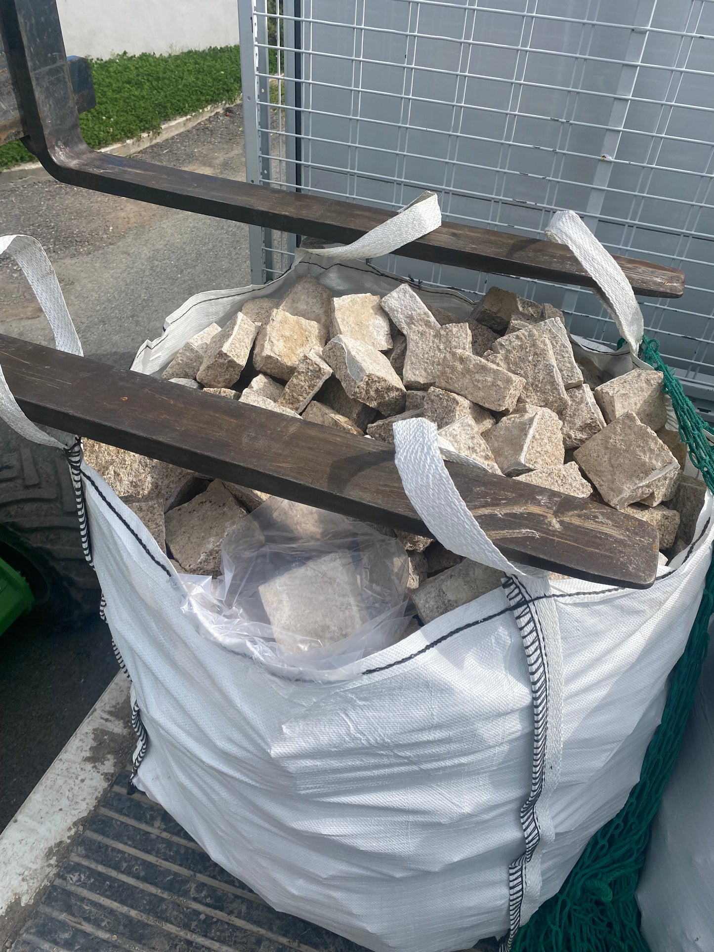 Wicklow Golden Granite Cobblestone 100mm x 100mm x 50mm / 5m2 bulk bag