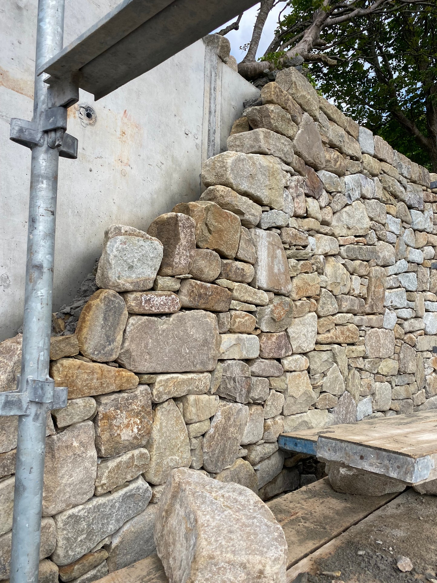 Old Salvage Brown Fieldstone Building Stone / Bulk Deal x 30 bulk bags / Free Delivery Ireland / 35% off while stocks last!!!!
