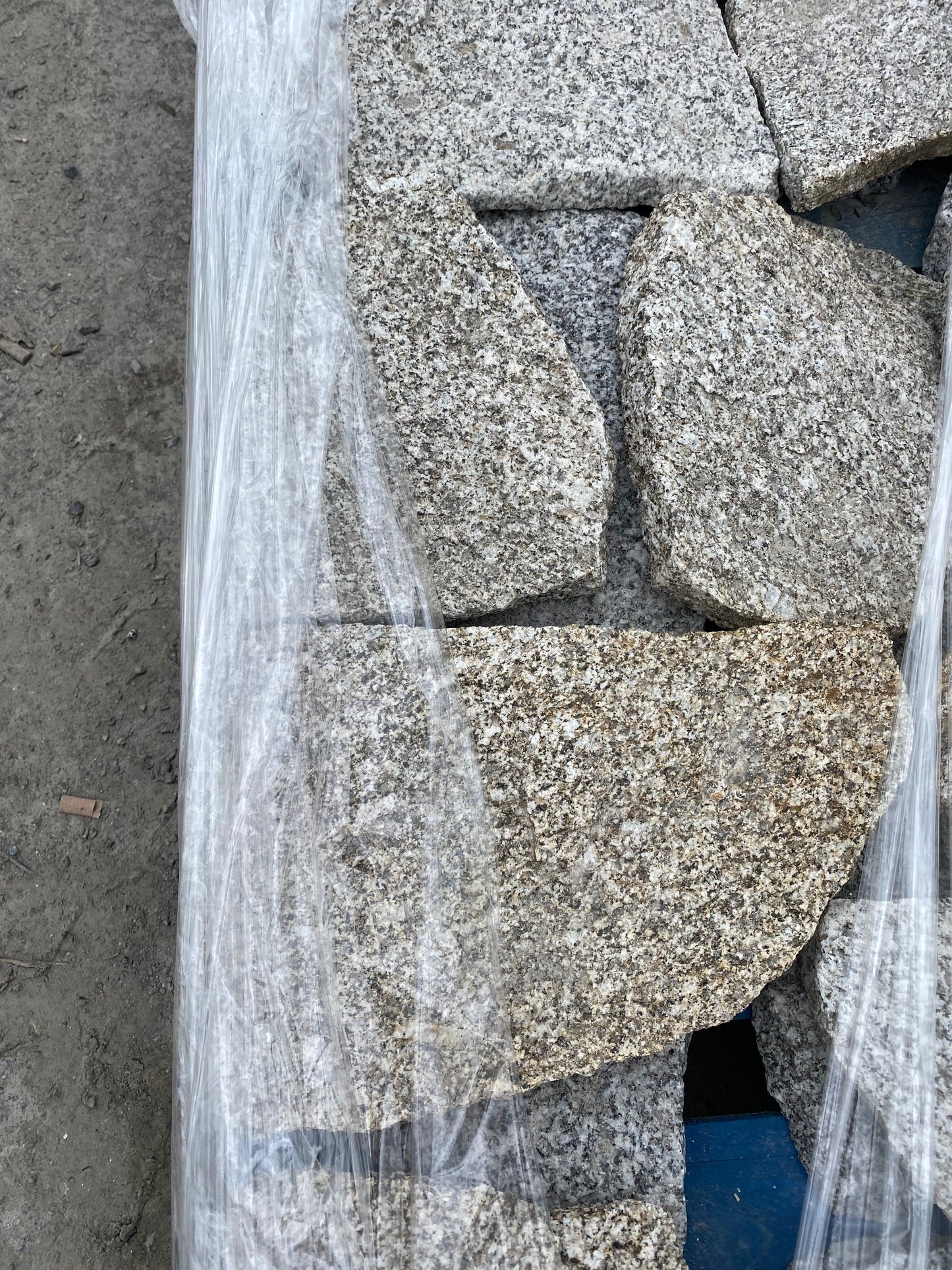 Wicklow Oatmeal Thinstone Granite Random Cladding 5m2 / Lm on pallet / Free Delivery Ireland