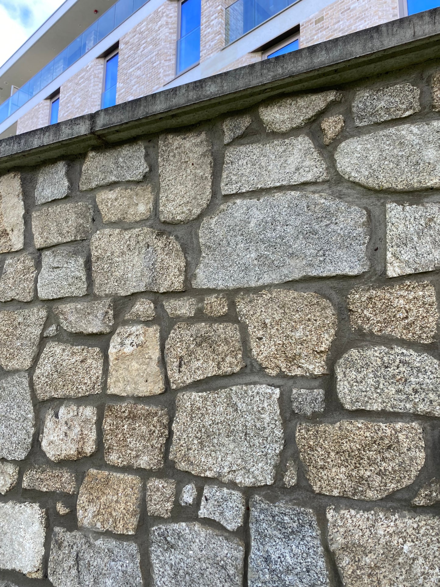 Wicklow Oatmeal Thinstone Granite Random Cladding 5m2 / Lm on pallet / Free Delivery Ireland