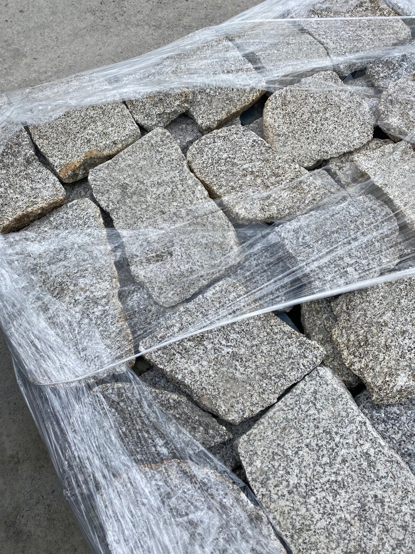 Wicklow Oatmeal Thinstone Granite Random Cladding 5m2 / Lm on pallet / Free Delivery Ireland