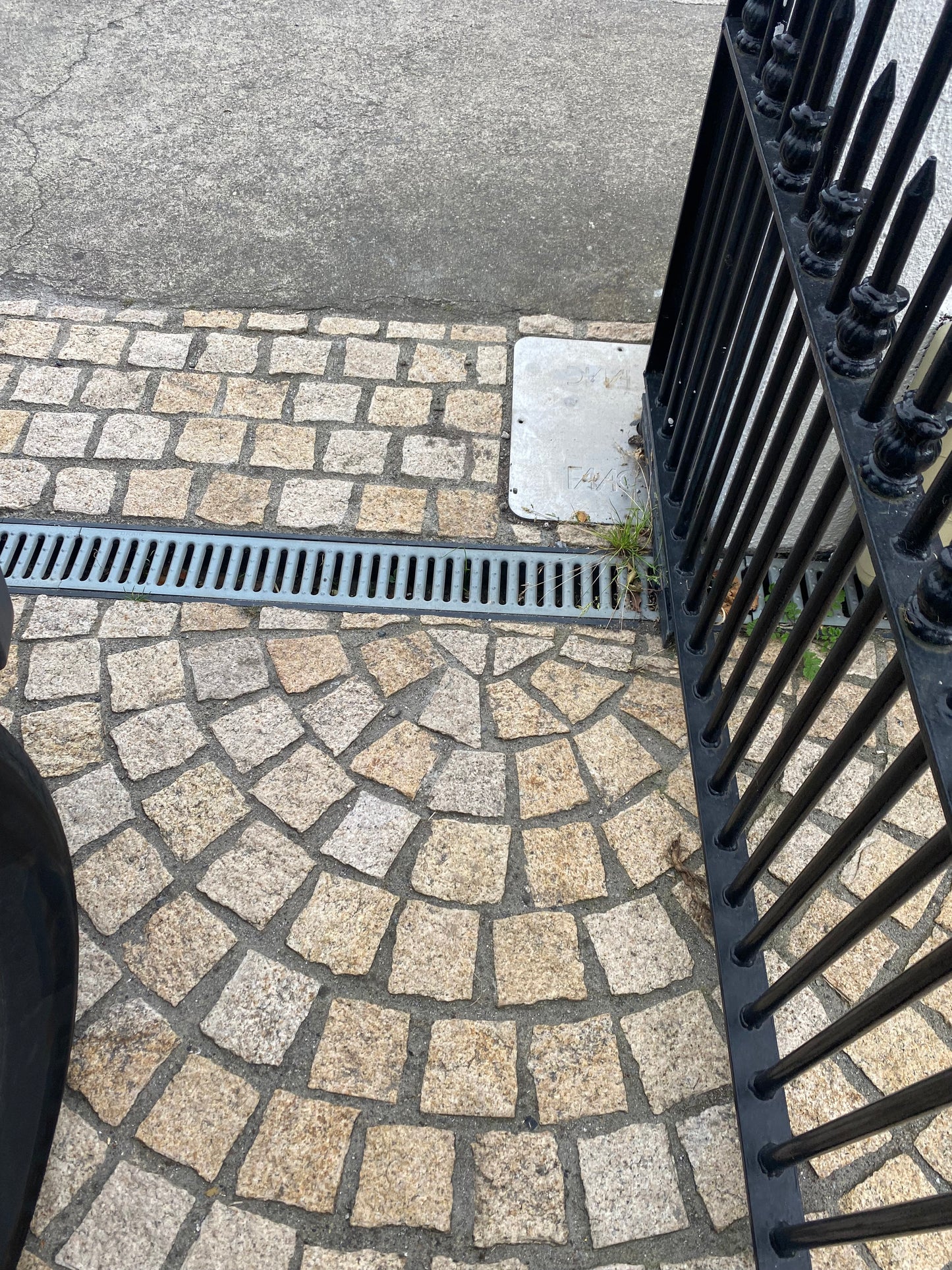 Wicklow Golden Granite Cobblestone 100mm x 100mm x 50mm / 5m2 bulk bag