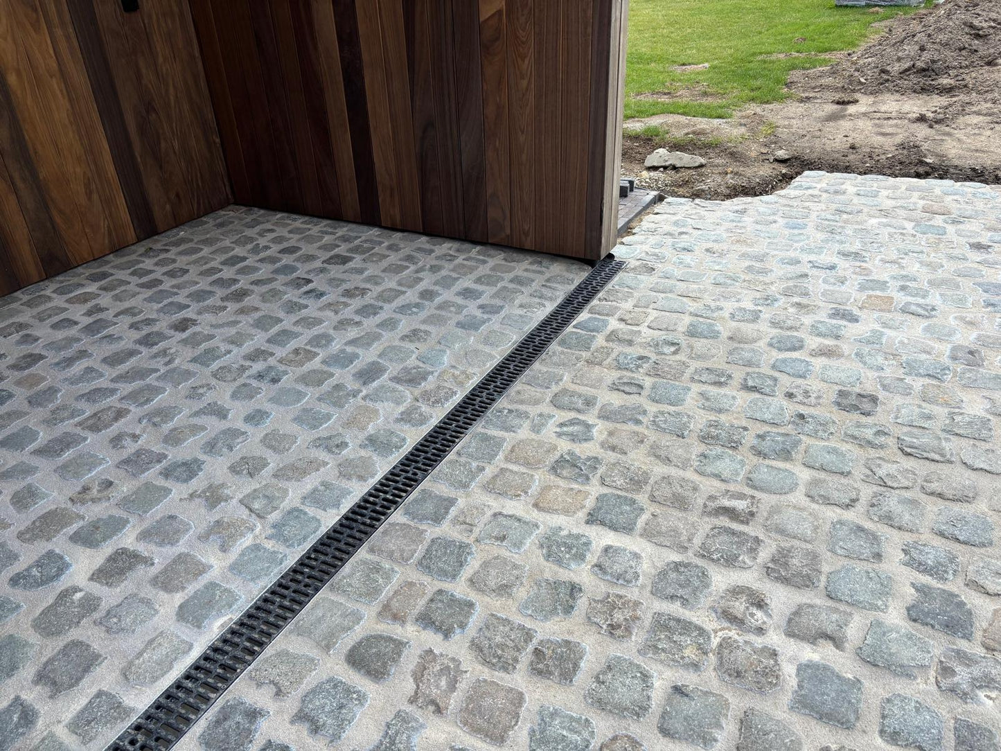 Old Salvage Monte Carlo Street 30mm - 50mm Antique Cobblestone x 200m2 Full Load Deal / Free Delivery in Ireland ( while stocks last !!!! )