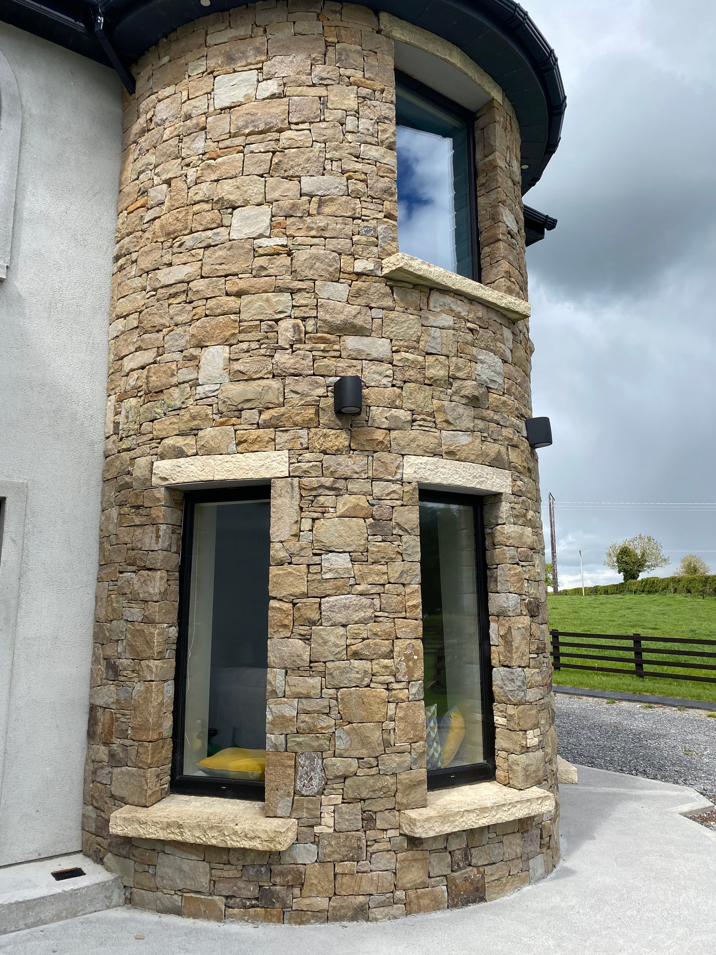 Tipperary Cream Chiseled Sandstone Lintels 1400mm x 200mm x 200mm x 2 pieces per pallet / Free Delivery in Ireland