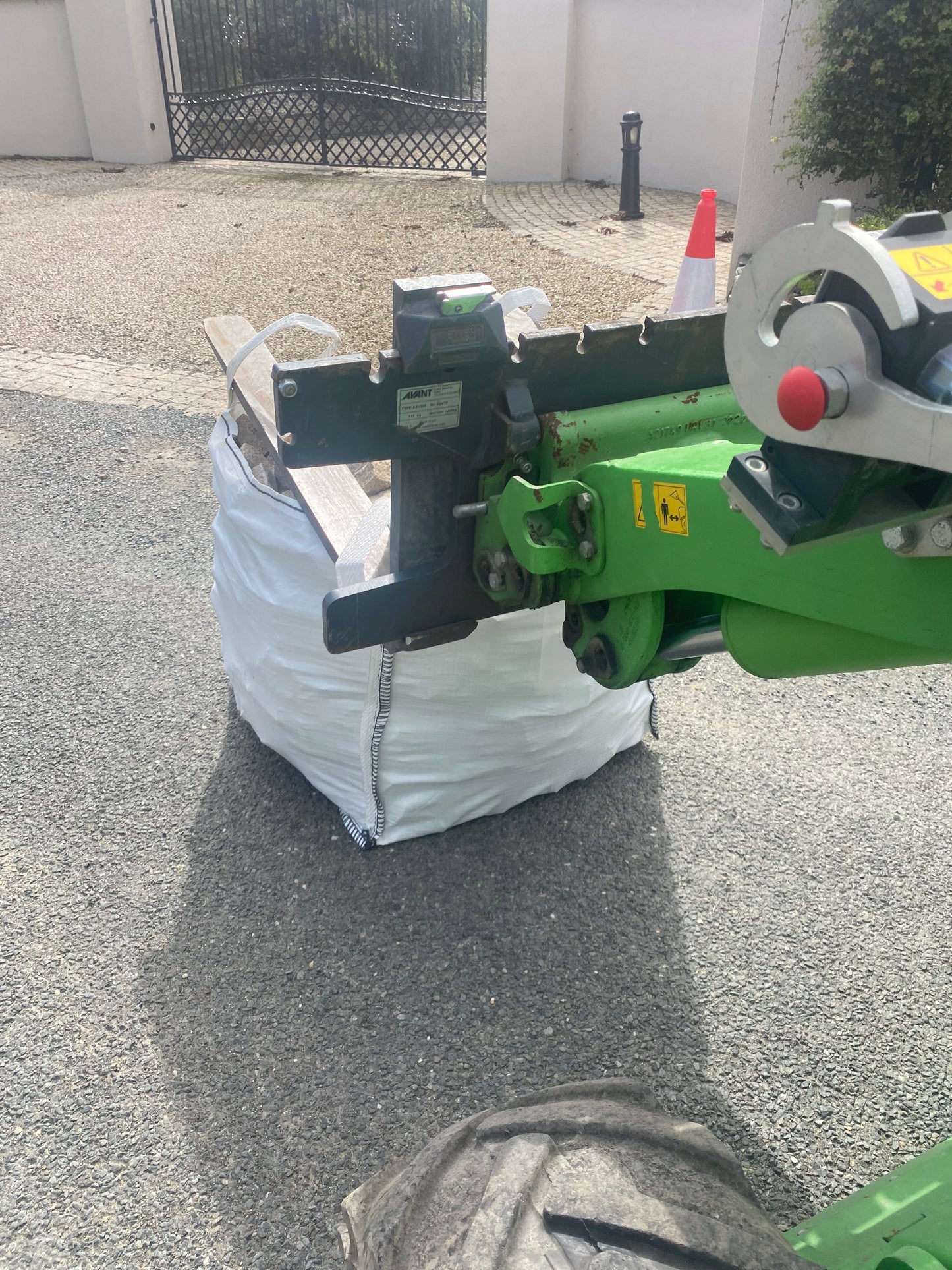 Wicklow Golden Granite Cobblestone 100mm x 100mm x 50mm / 5m2 bulk bag