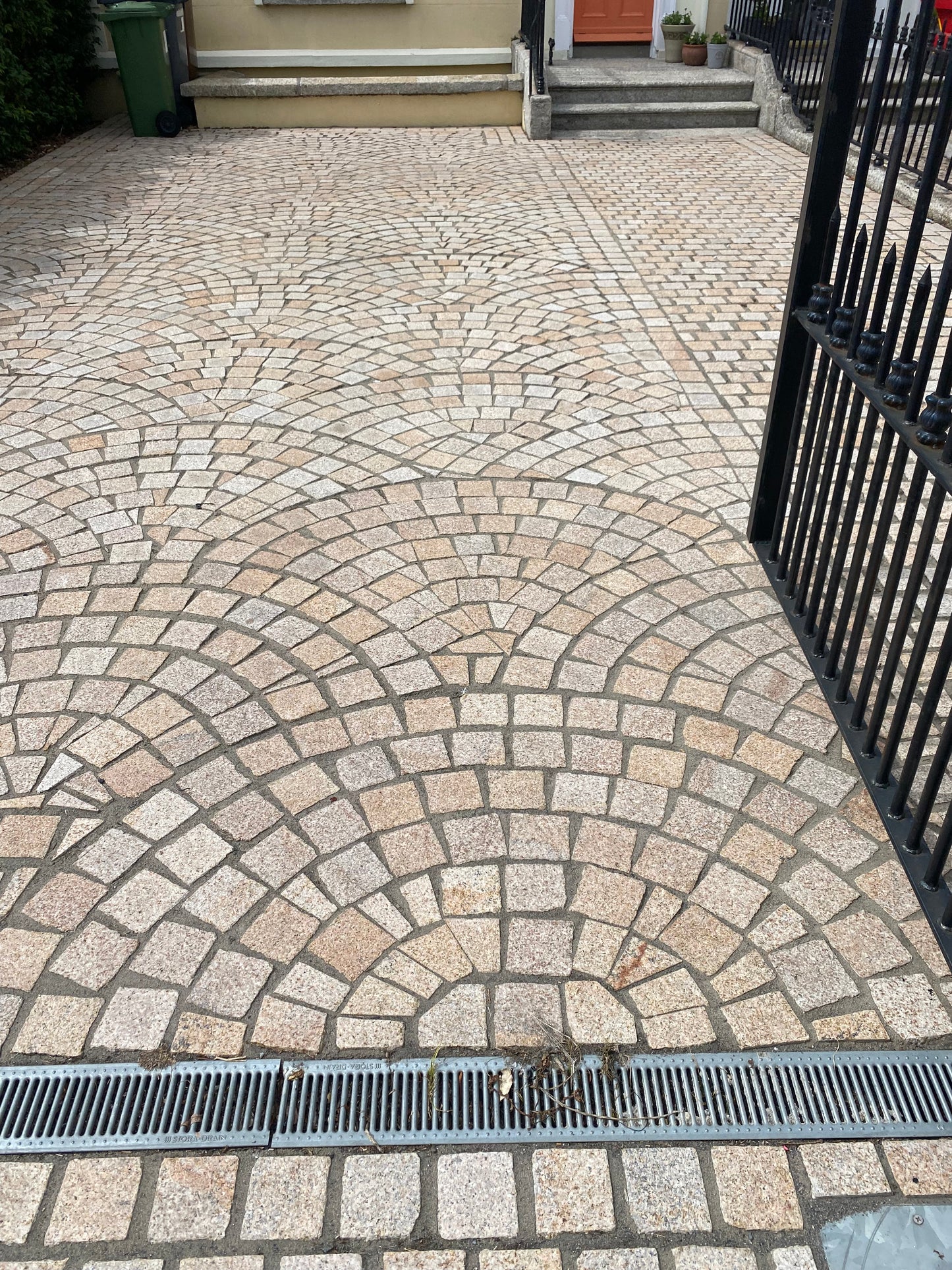 Wicklow Golden Granite Cobblestone 100mm x 100mm x 50mm / 5m2 bulk bag