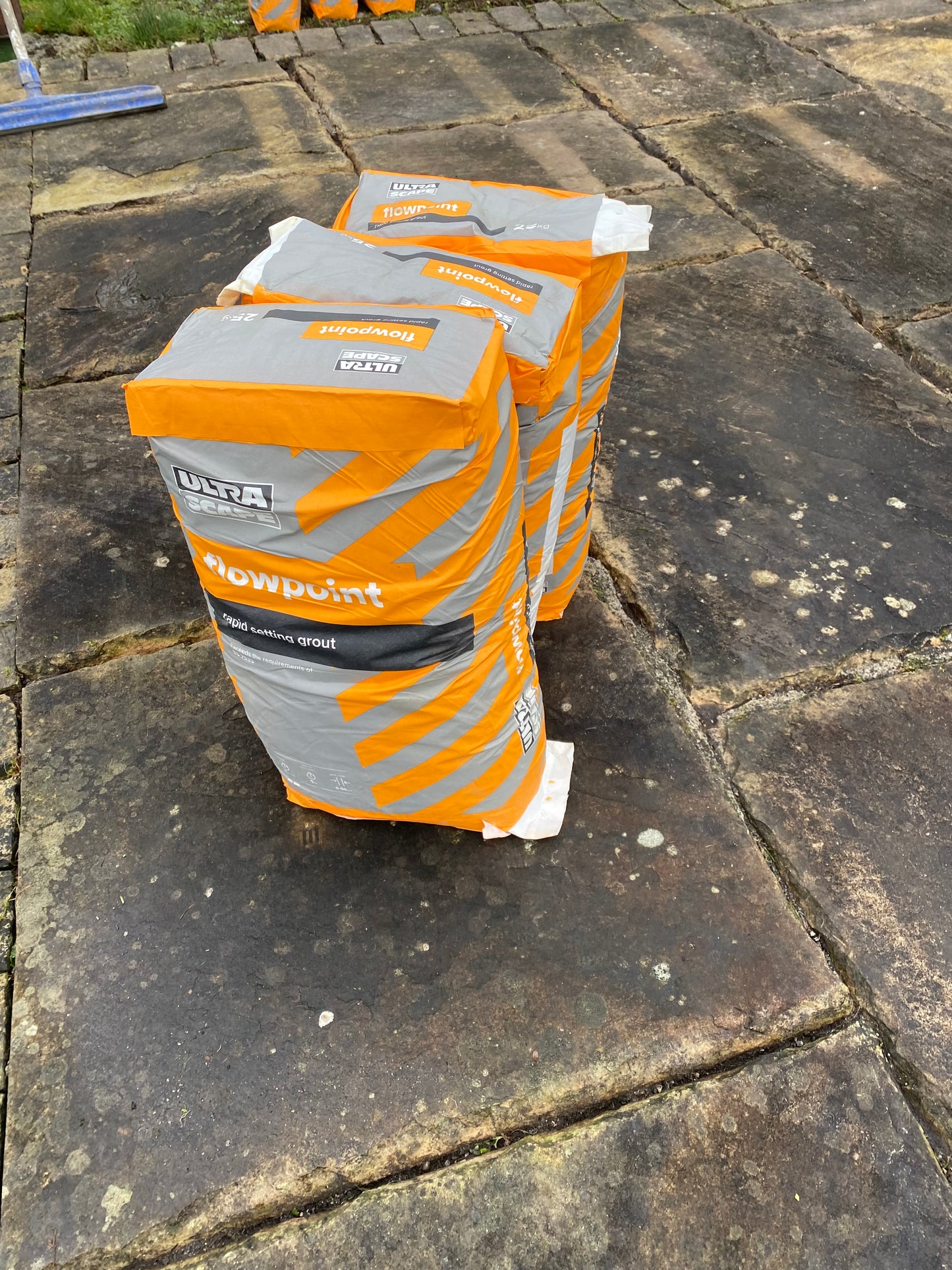 Flowpoint Natural Colour / Paving & Cobblestone Grout for natural stone x 10 bags per pallet / free delivery in Ireland