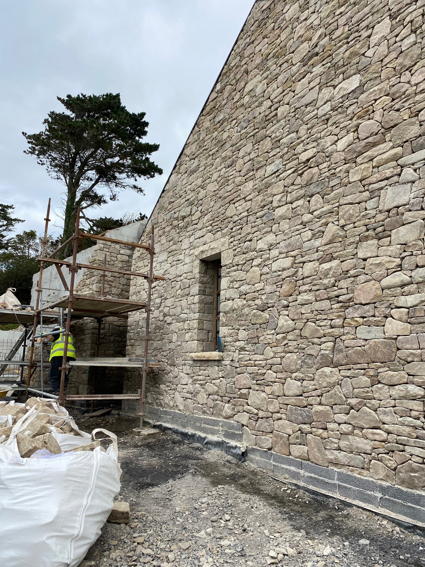 Old Salvage Brown Fieldstone Building Stone / Bulk Deal x 30 bulk bags / Free Delivery Ireland / 35% off while stocks last!!!!