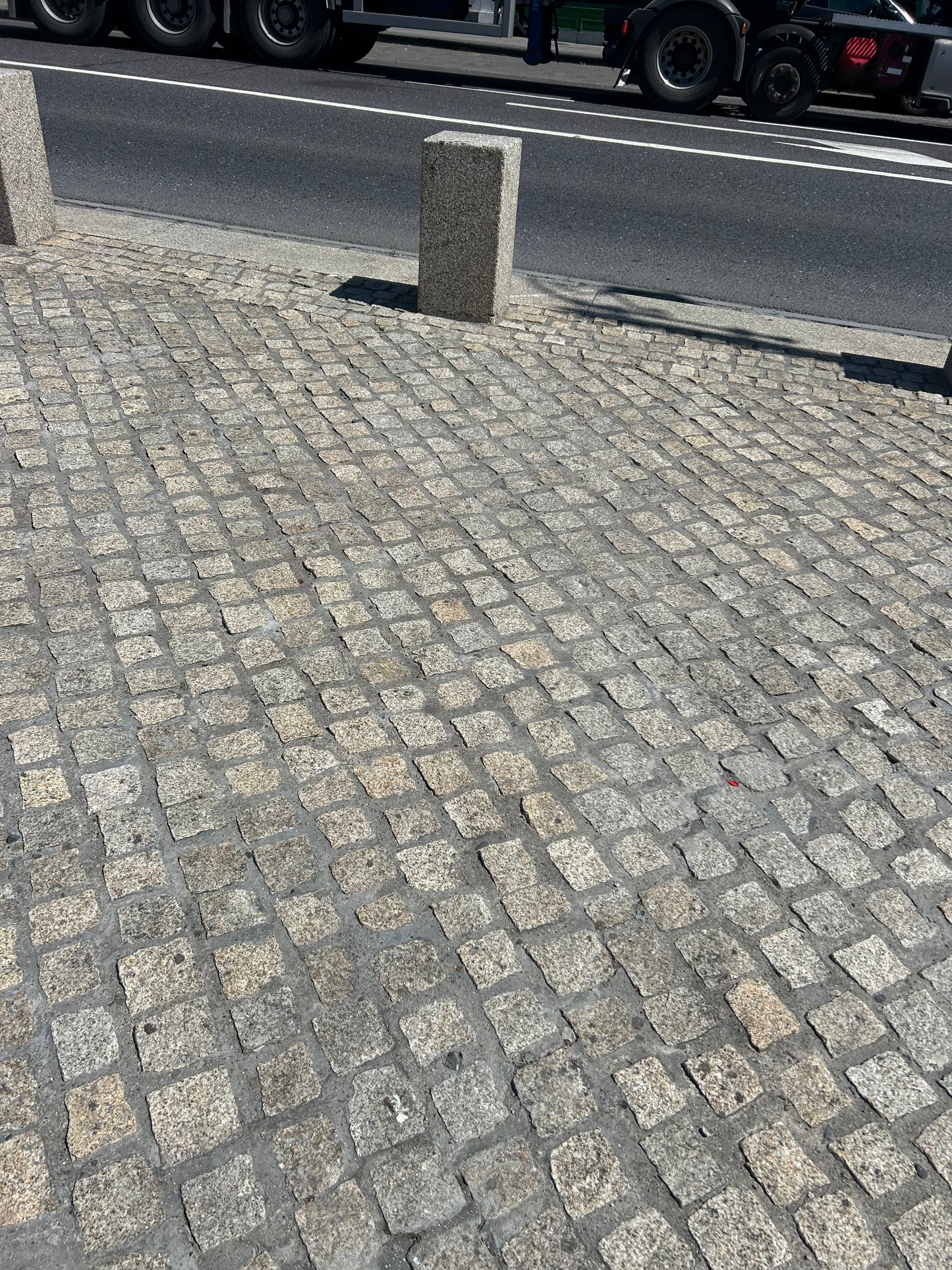Wicklow Golden Granite Cobblestone 100mm x 100mm x 50mm / 5m2 bulk bag