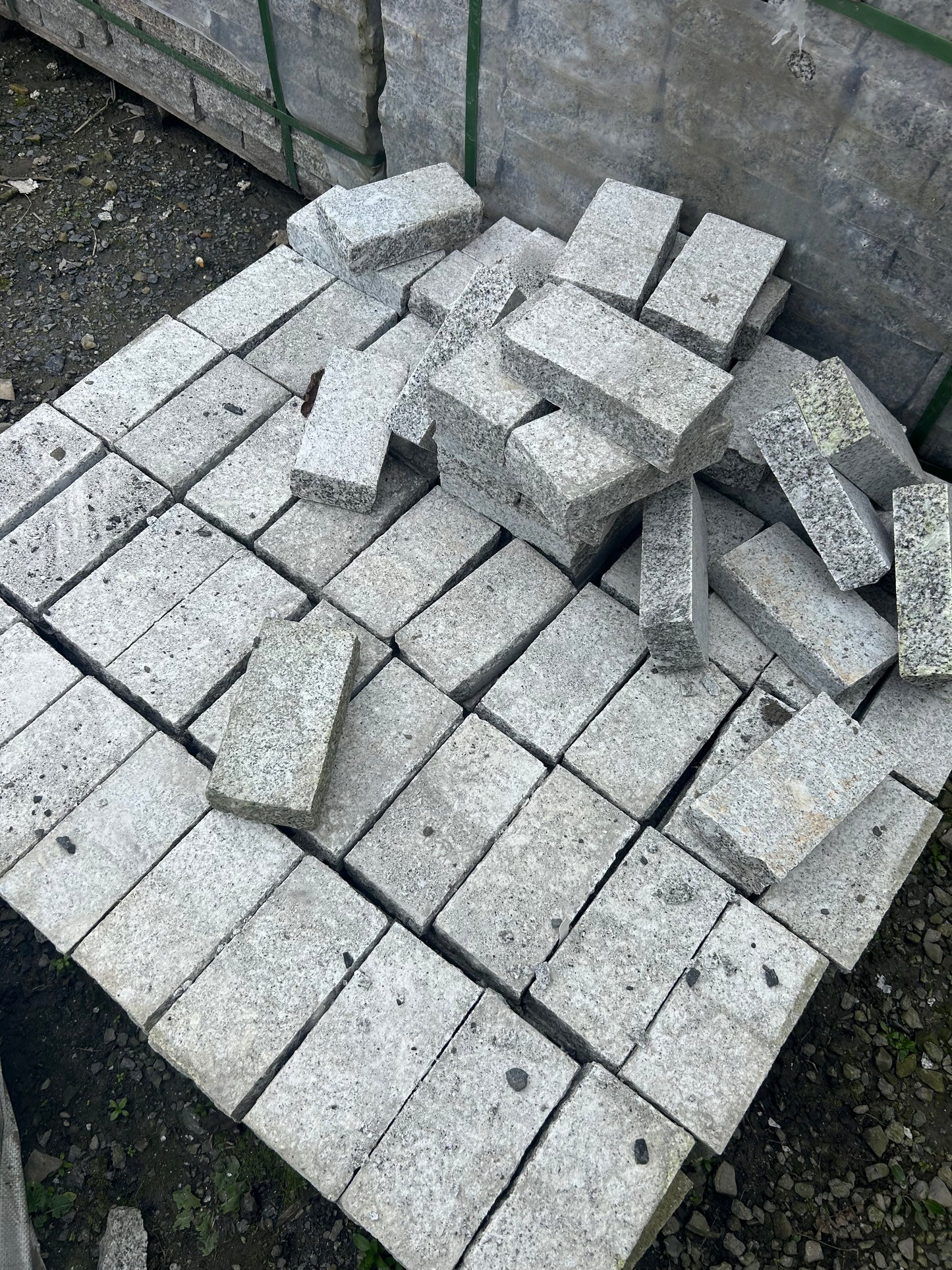 Ballsbridge Silver Granite Bushhammered , Sawn Edge Cobblestone 200mm x 100mm x 5m2 bulk bag