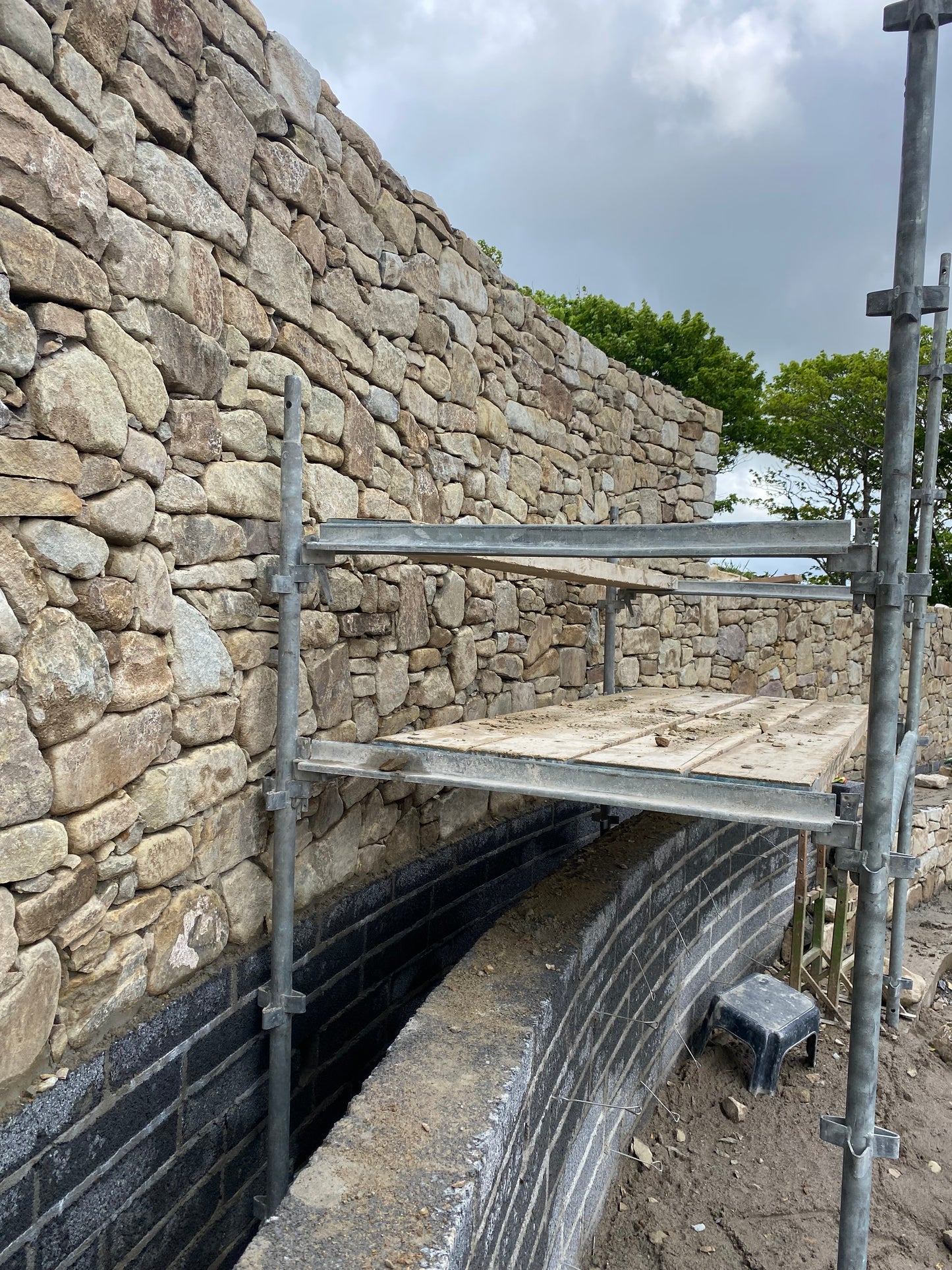 Old Salvage Brown Fieldstone Building Stone / Bulk Deal x 30 bulk bags / Free Delivery Ireland / 35% off while stocks last!!!!