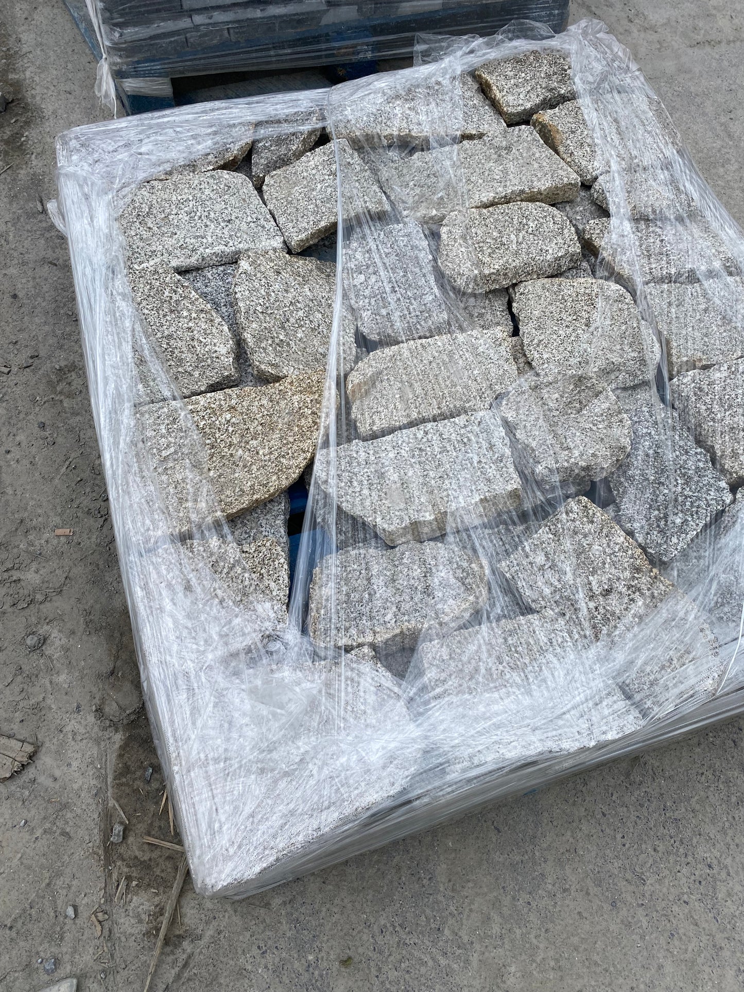 Wicklow Oatmeal Thinstone Granite Random Cladding 5m2 / Lm on pallet / Free Delivery Ireland