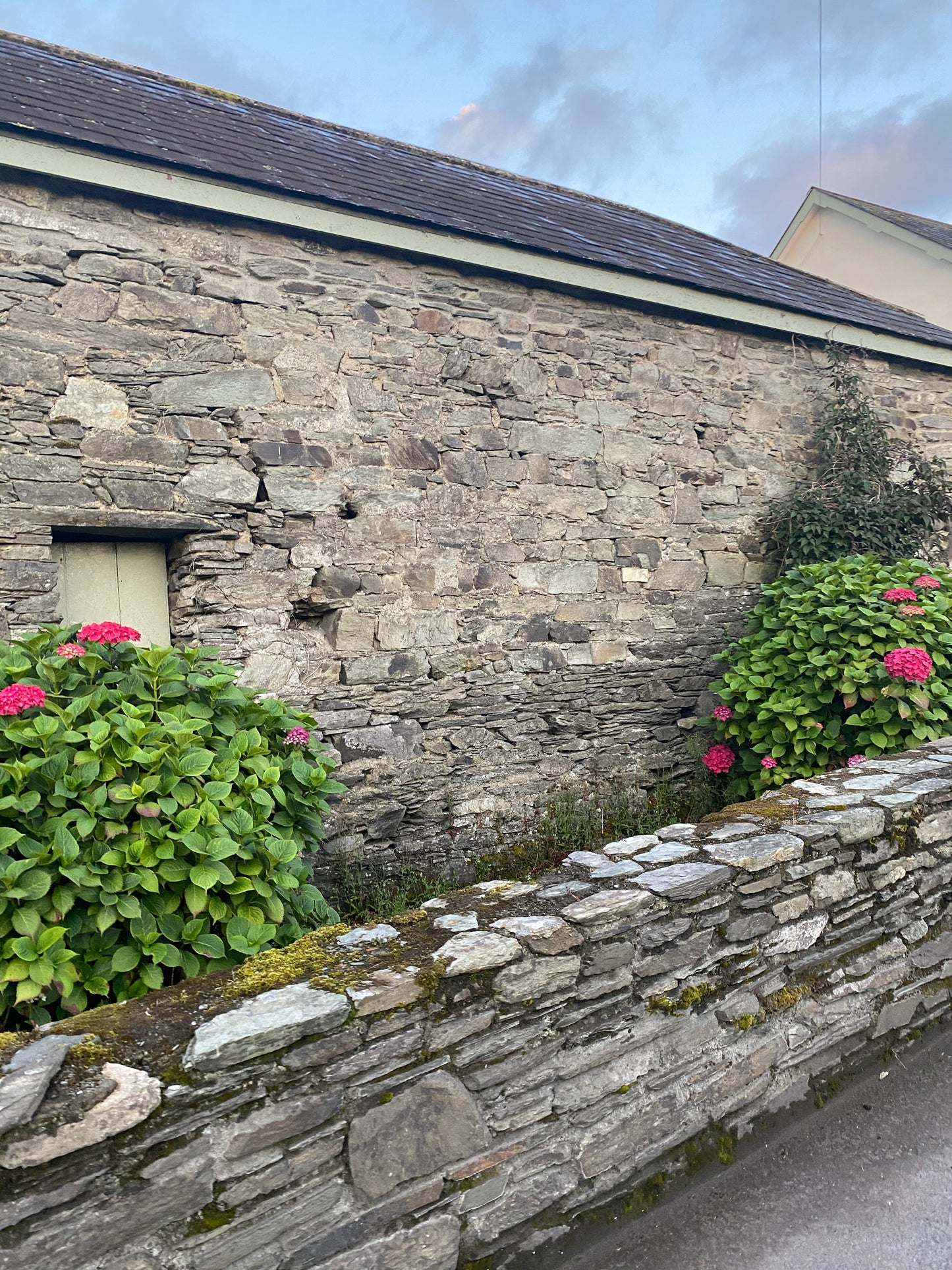 Roscrea Premium Sandstone Building Stone / Bulk Bag / Free Delivery in Ireland