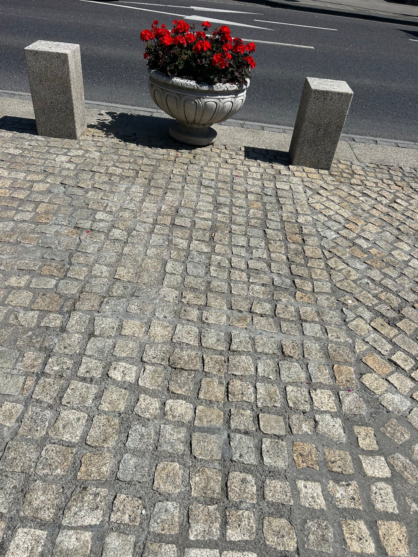 Wicklow Golden Granite Cobblestone 100mm x 100mm x 50mm / 5m2 bulk bag