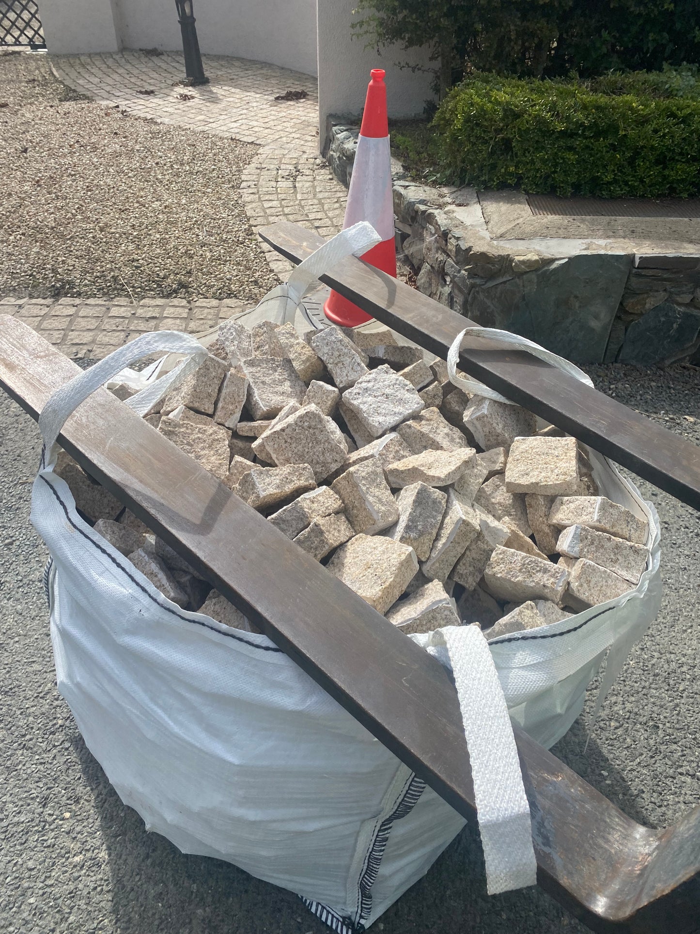 Wicklow Golden Granite Cobblestone 100mm x 100mm x 50mm / 5m2 bulk bag