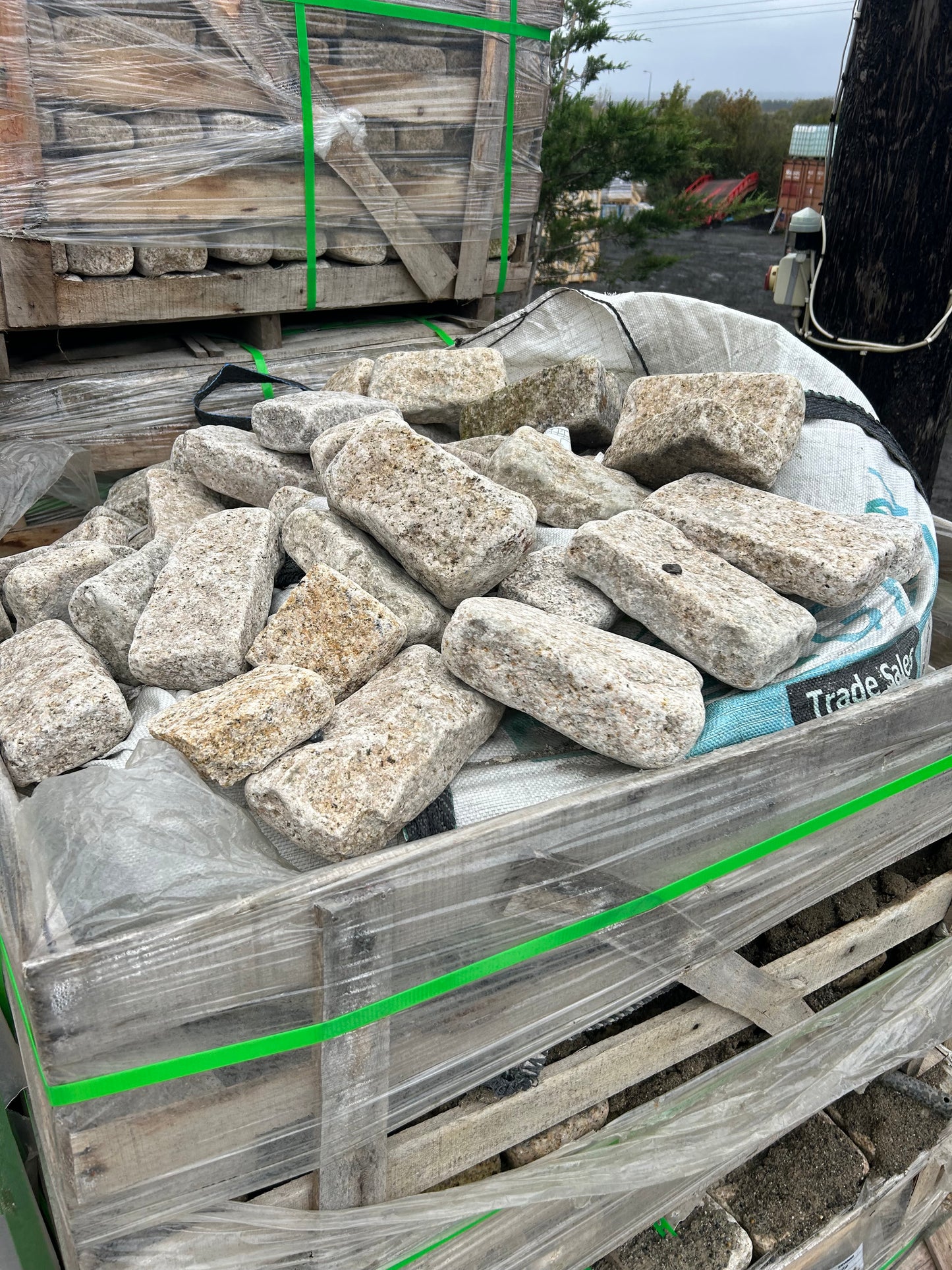 Wicklow Golden Round Edge Cobblestone 200mm x 100mm x 50mm x 5m2 Bulk Bag