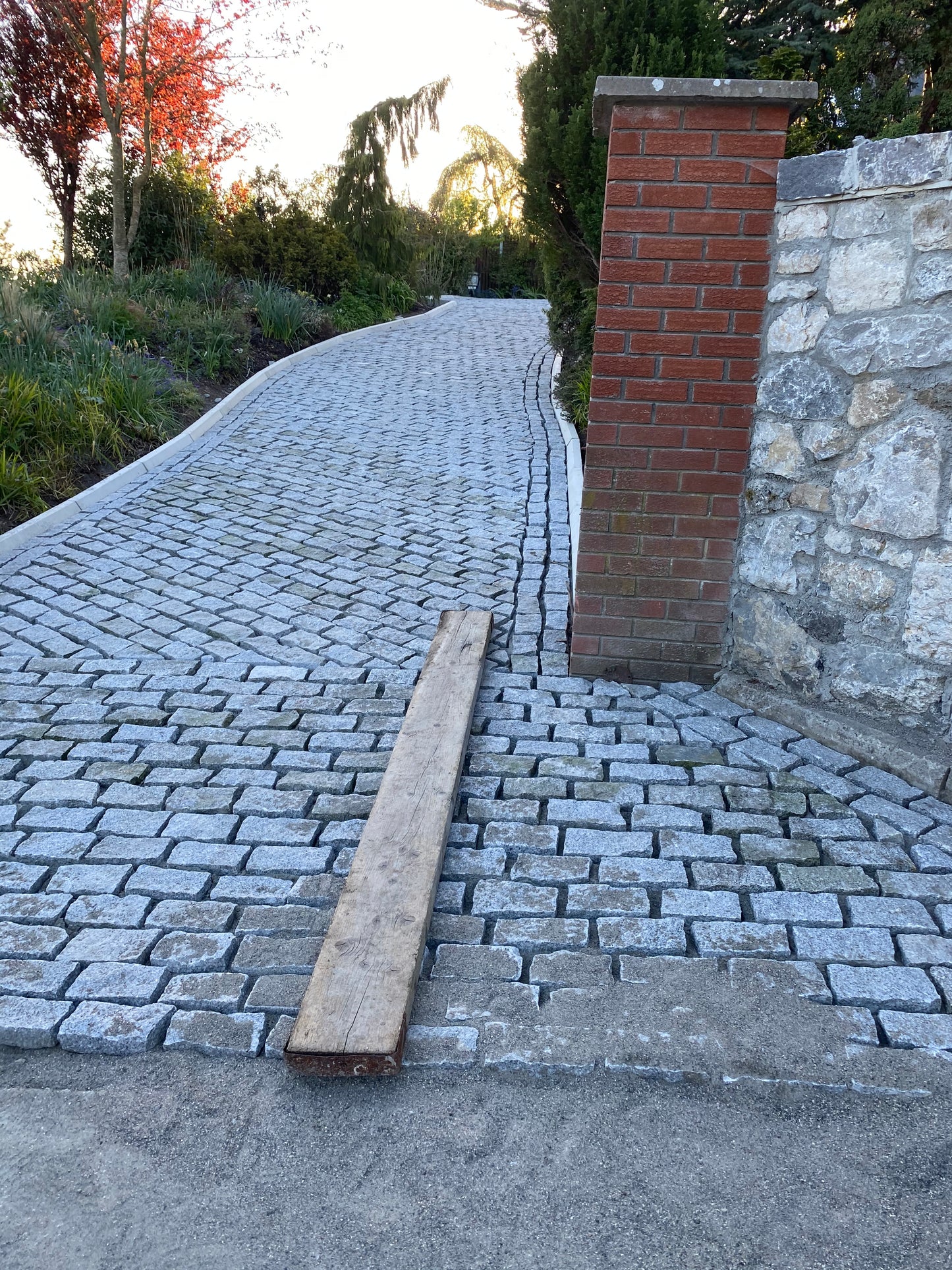 Merrion Grey Silver Granite Cobblestone 200mm x 100mm x 50mm x 5m2 Bulk Bag