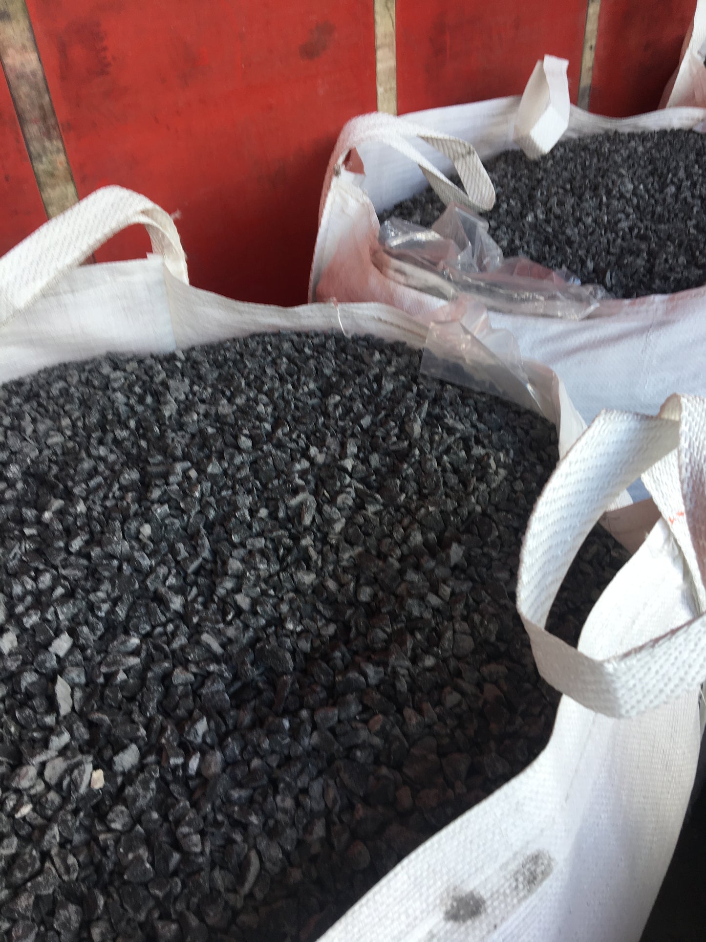Kilkenny Black Limestone 20mm Flowerbed Mulch Chippings per bulk bag