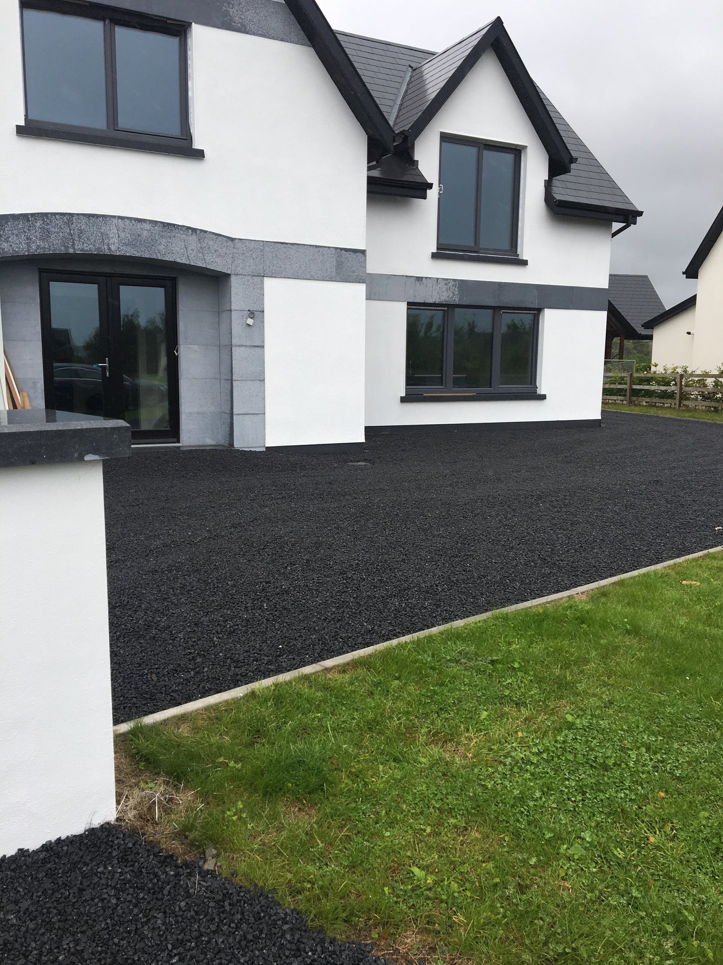 Kilkenny Absolute Black Driveway Chippings 10mm x 20 ton load
