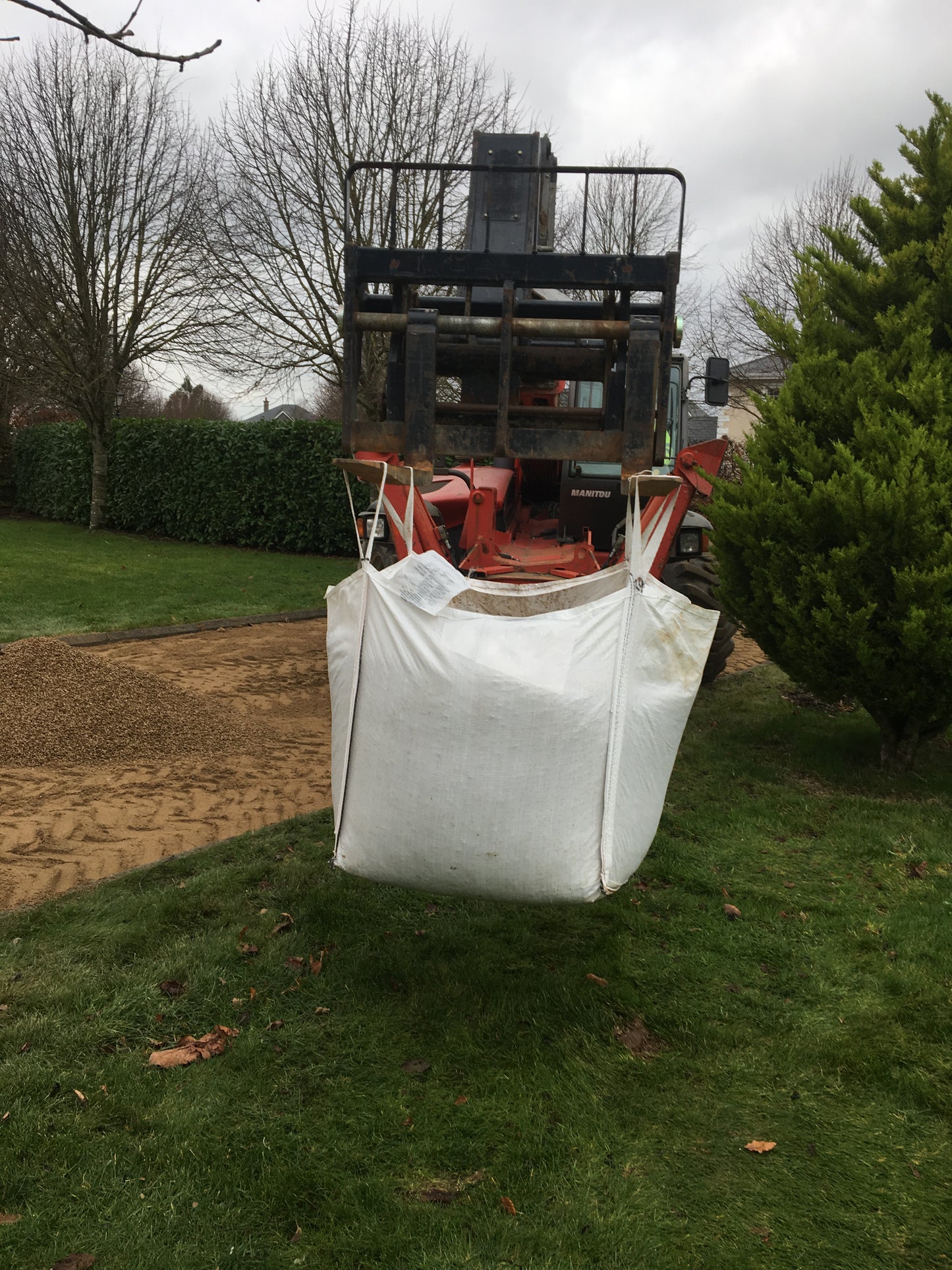 Ailesbury Golden 10mm Driveway Chippings per bulk bag / free delivery in Ireland!