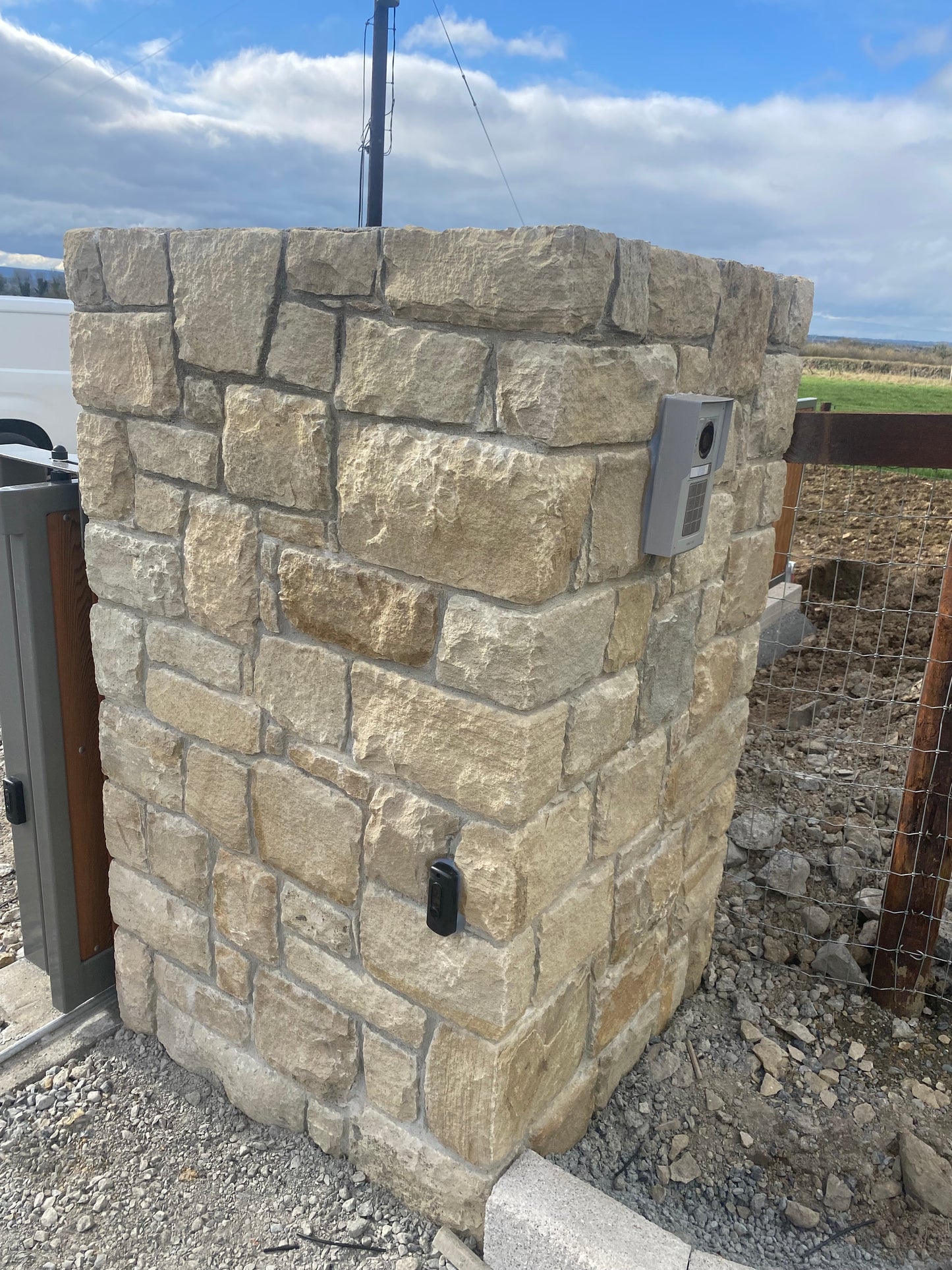 Donegal Cream Sandstone Building Stone / 30 bulk bag Full Artic Lorry Deal / 35% off !!! & Free Delivery Ireland