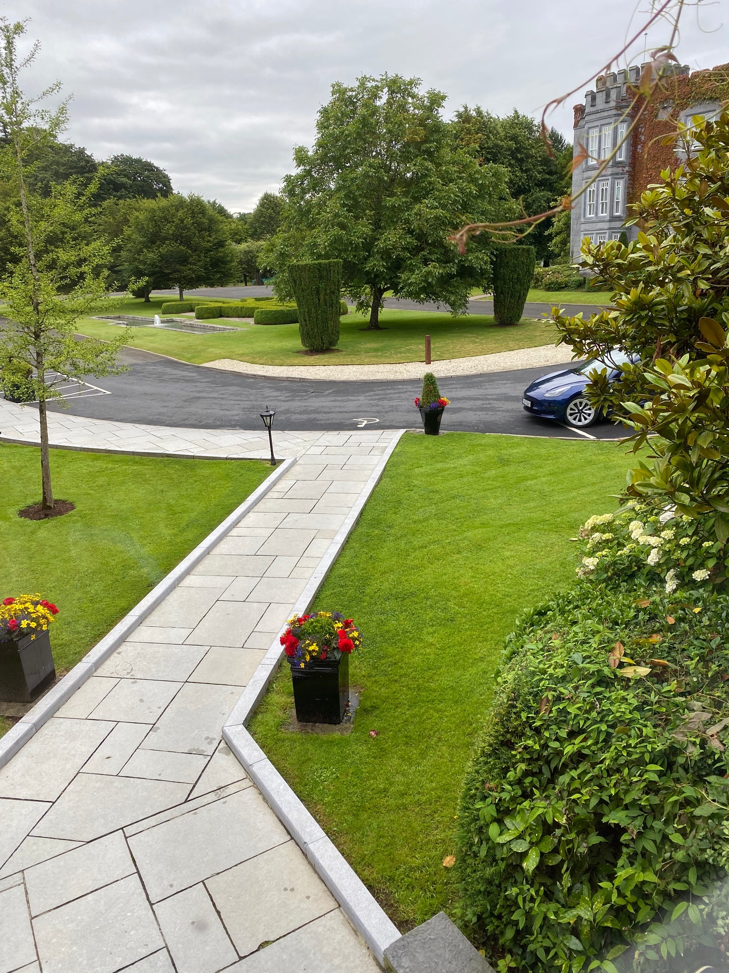 Kilkenny blue limestone sanded driveway kerbs ( 140mm x 80mm x 1000mm, chamfer 30mm x 40mm ), 10 linear meters on pallet / free delivery in Ireland