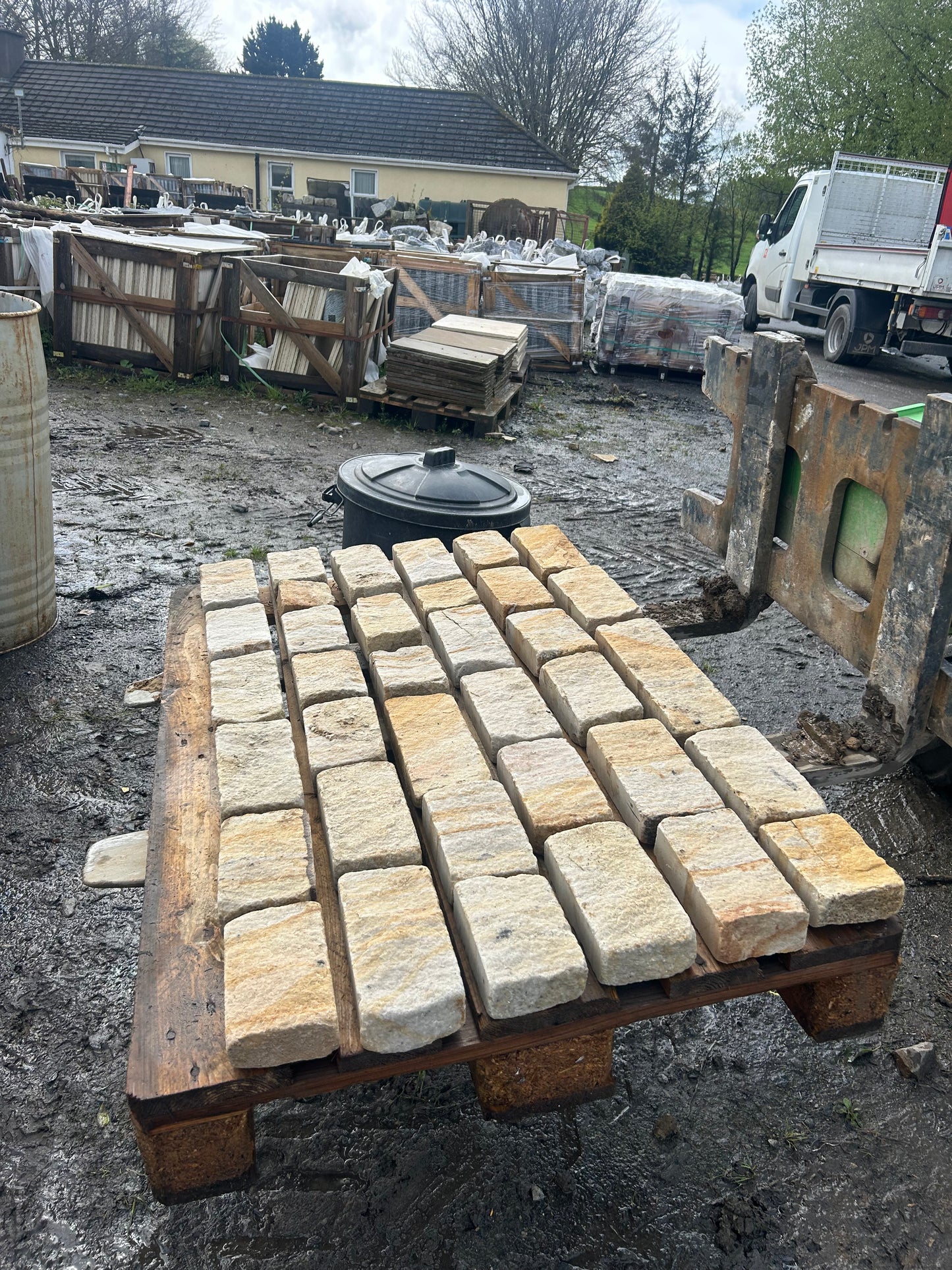 Drumshambo Low Carbon Cobblestone x 5m2 Bulk Bag / 100mm x free length x 50mm depth / tumbled