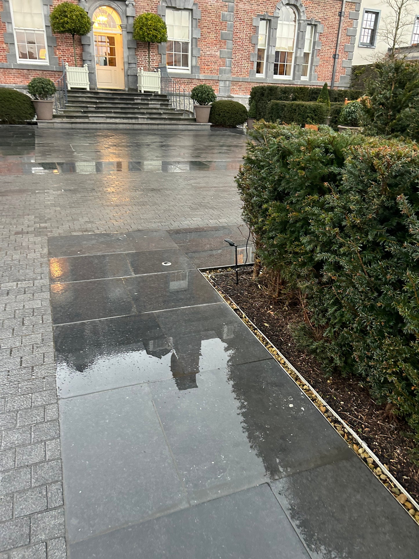 Kilkenny  Flamed Cashel Blue Limestone Flagstones 600mm x 900mm x 30mm x 10m2 Pallet / Free Delivery in Ireland