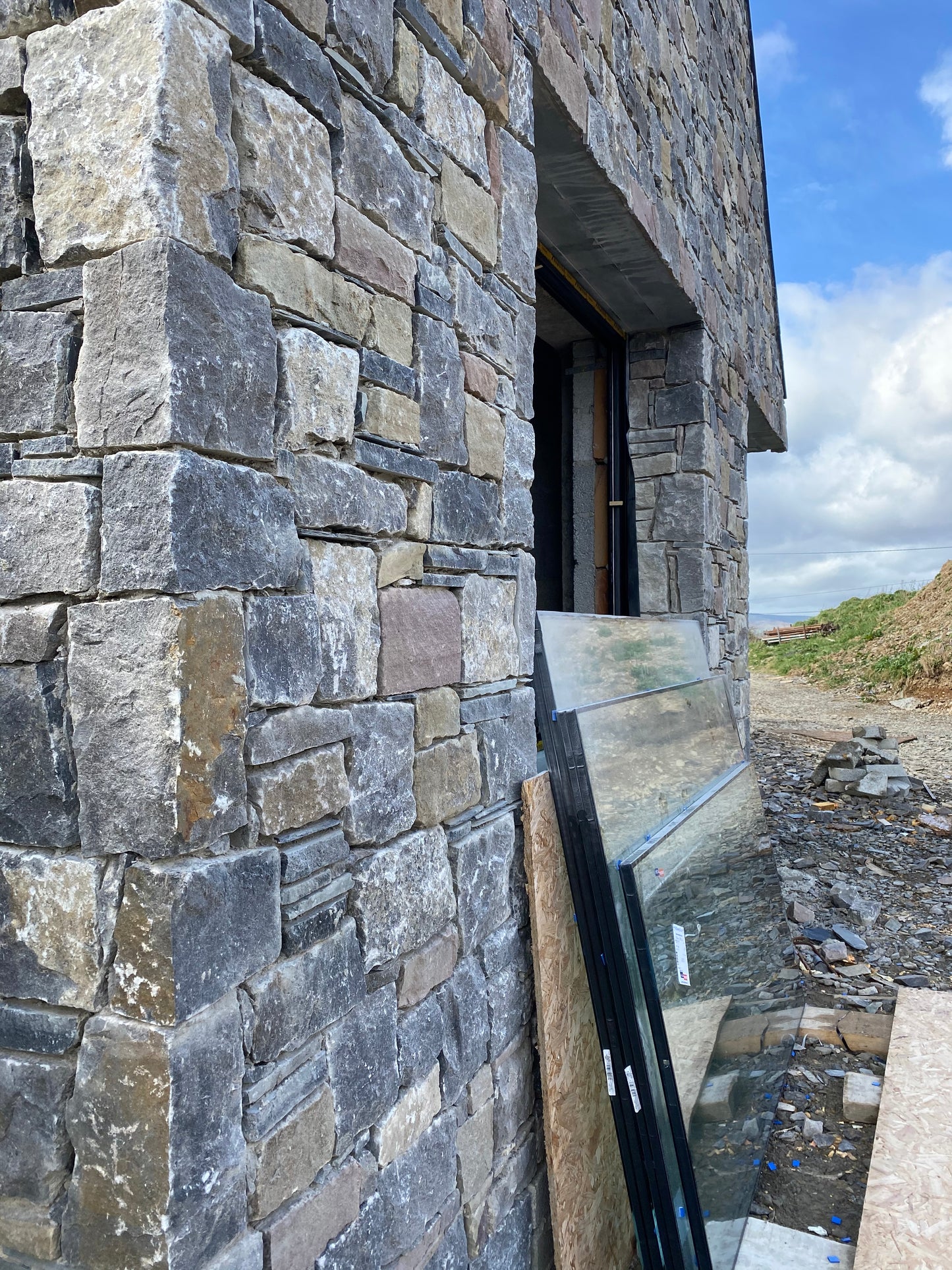 Newport Building Stone Mix in Bulk Bags / Free Delivery in Ireland