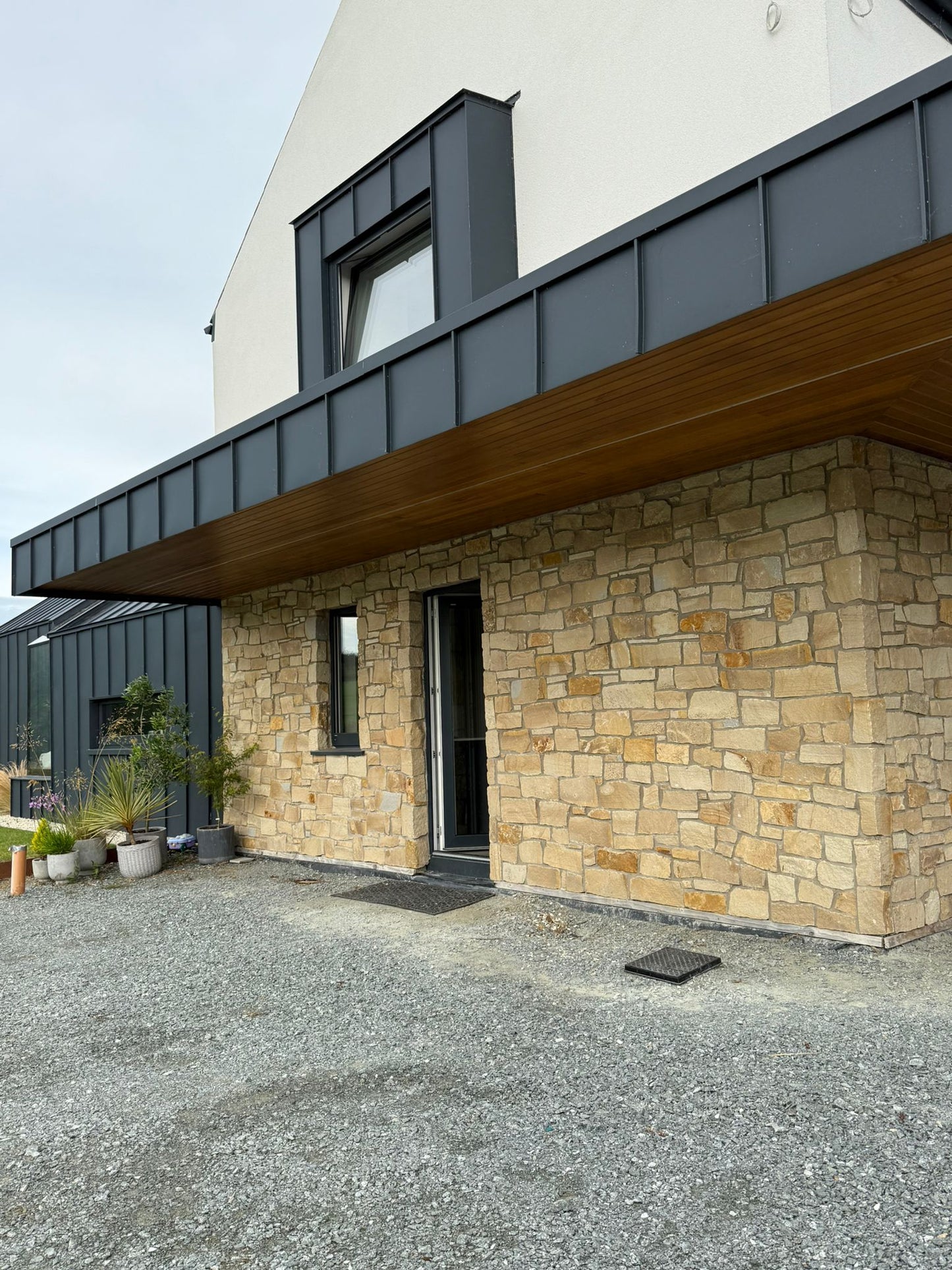 Donegal Cream Random Size Sandstone Cladding 30mm Pallet 10m2