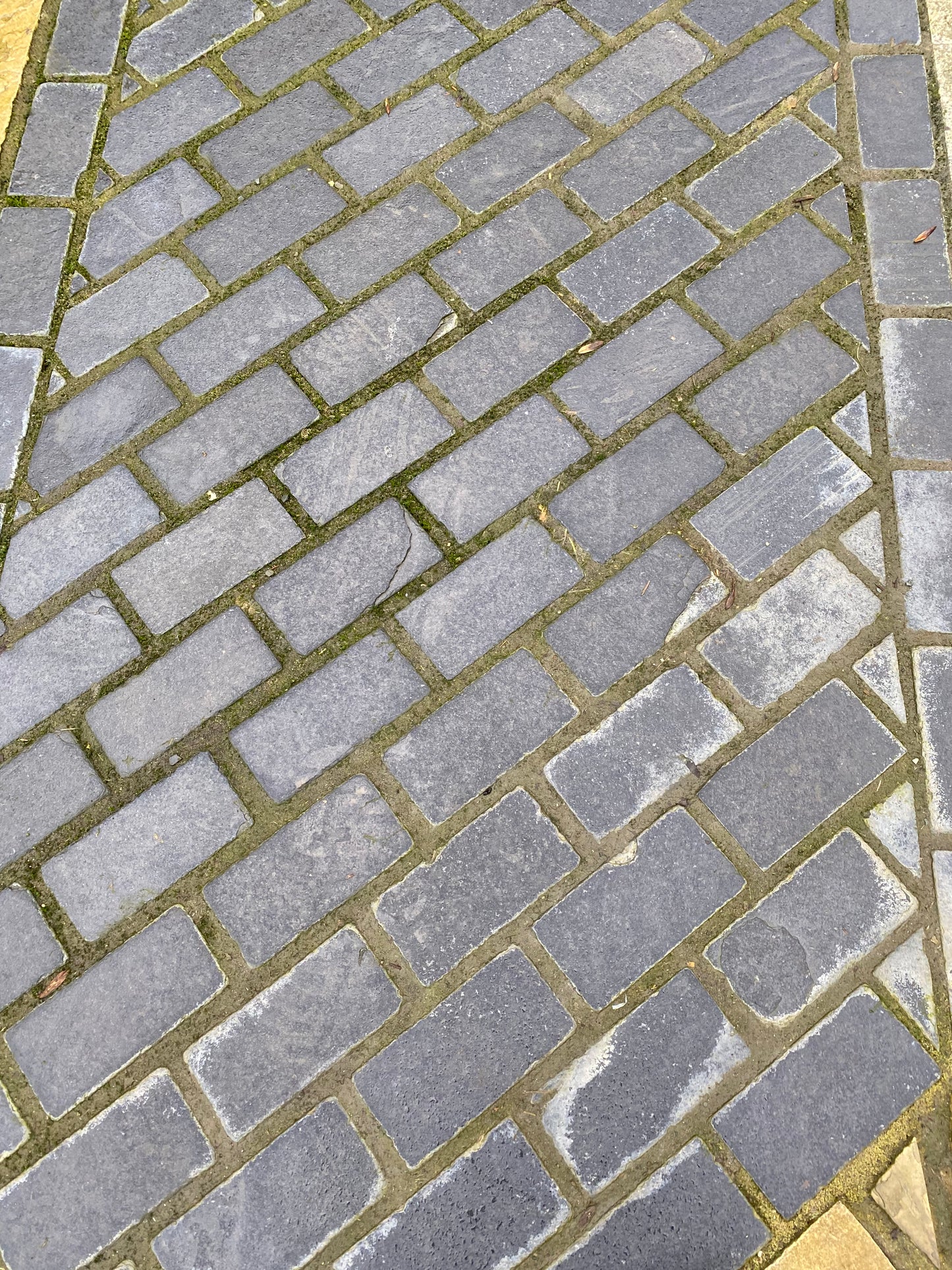 Valentia Black Limestone Cobblestone Setts 200mm x 100mm x 60mm x 5m2 Bulk Bag / Free Delivery in Ireland