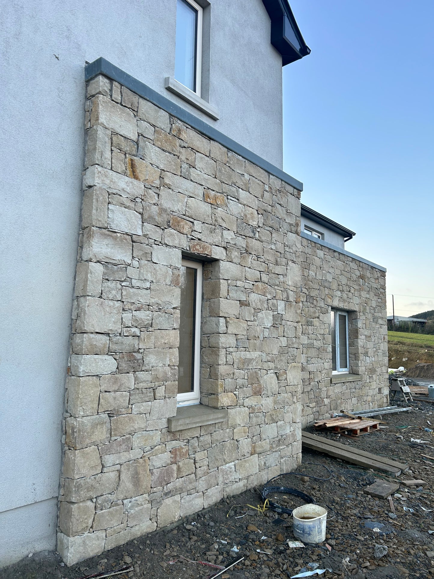 Clonaslee Cotswold Cream Guillotened Building Stone for Houses & Walls / Bulk Bag / Free Shipping in Ireland