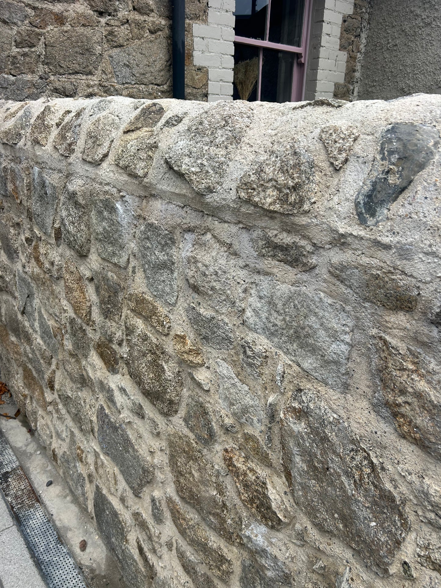 Dalkey Golden Granite Random Building Stone Bulk Bag