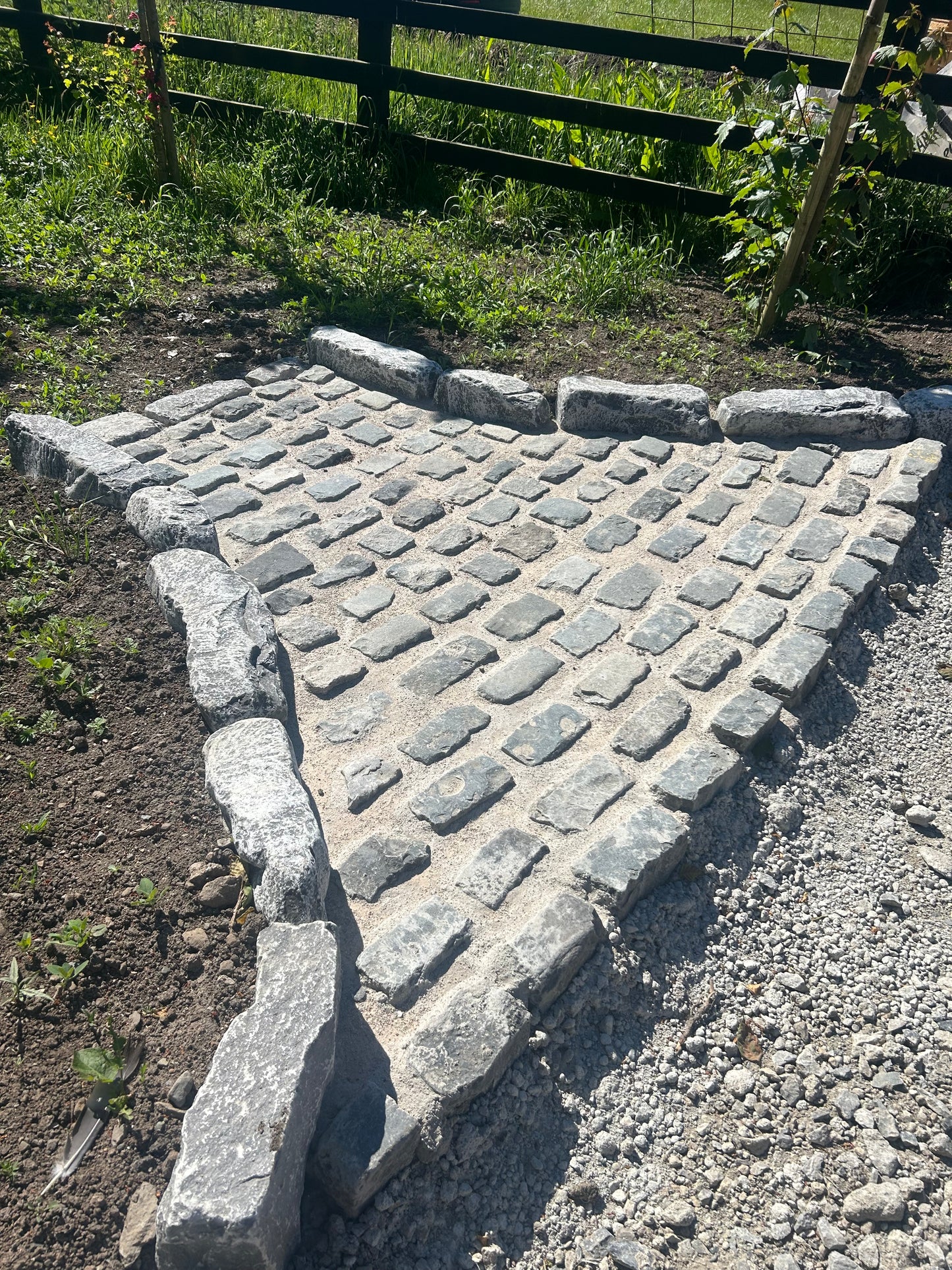 Flowpoint Natural Colour / Paving & Cobblestone Grout for natural stone x 10 bags per pallet / free delivery in Ireland