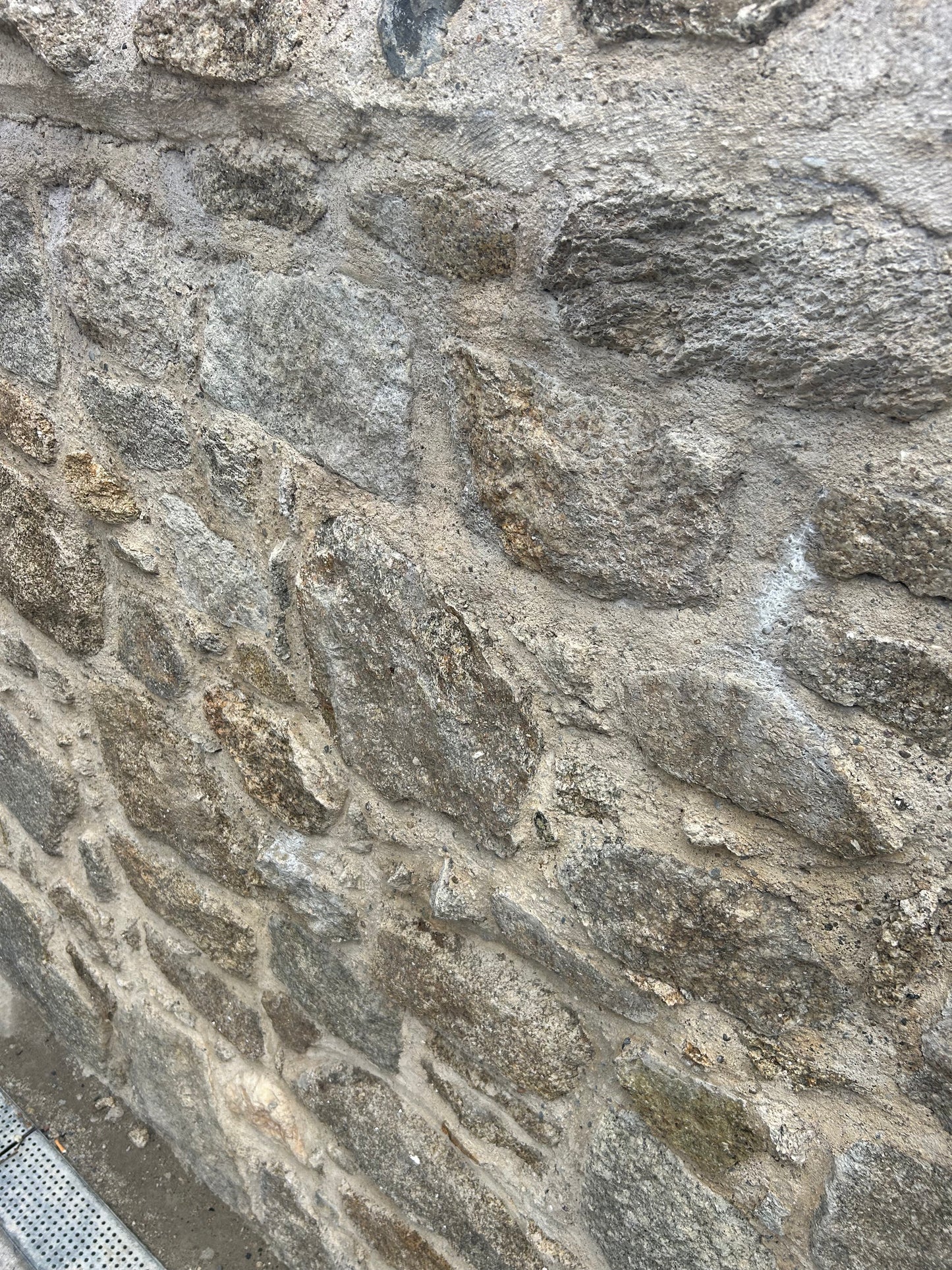 Dalkey Golden Granite Random Building Stone Bulk Bag