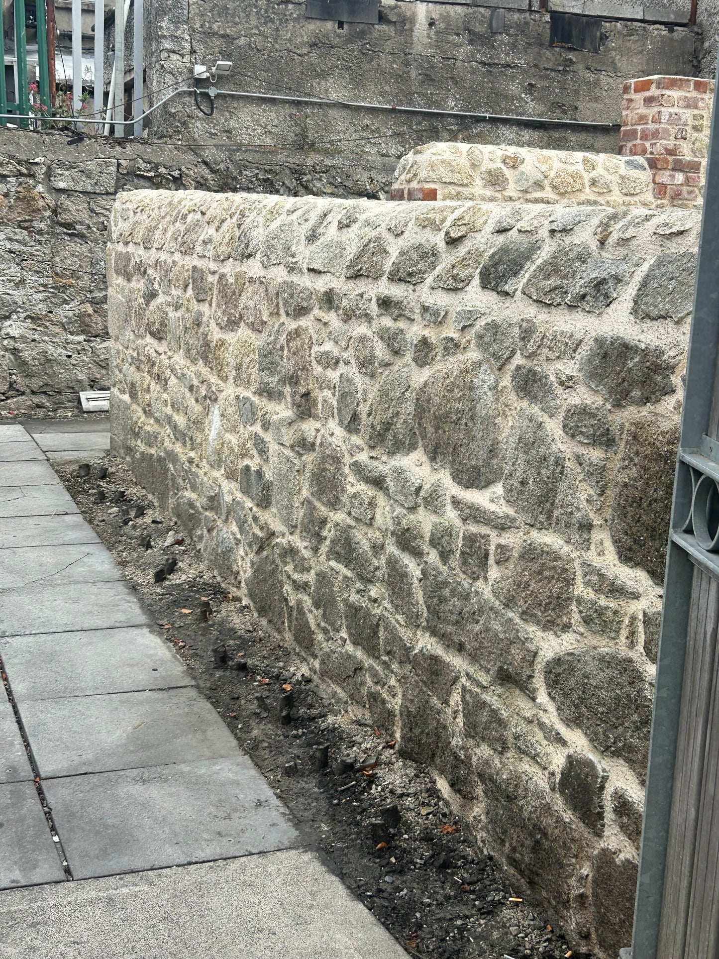 Dalkey Golden Granite Random Building Stone Bulk Bag