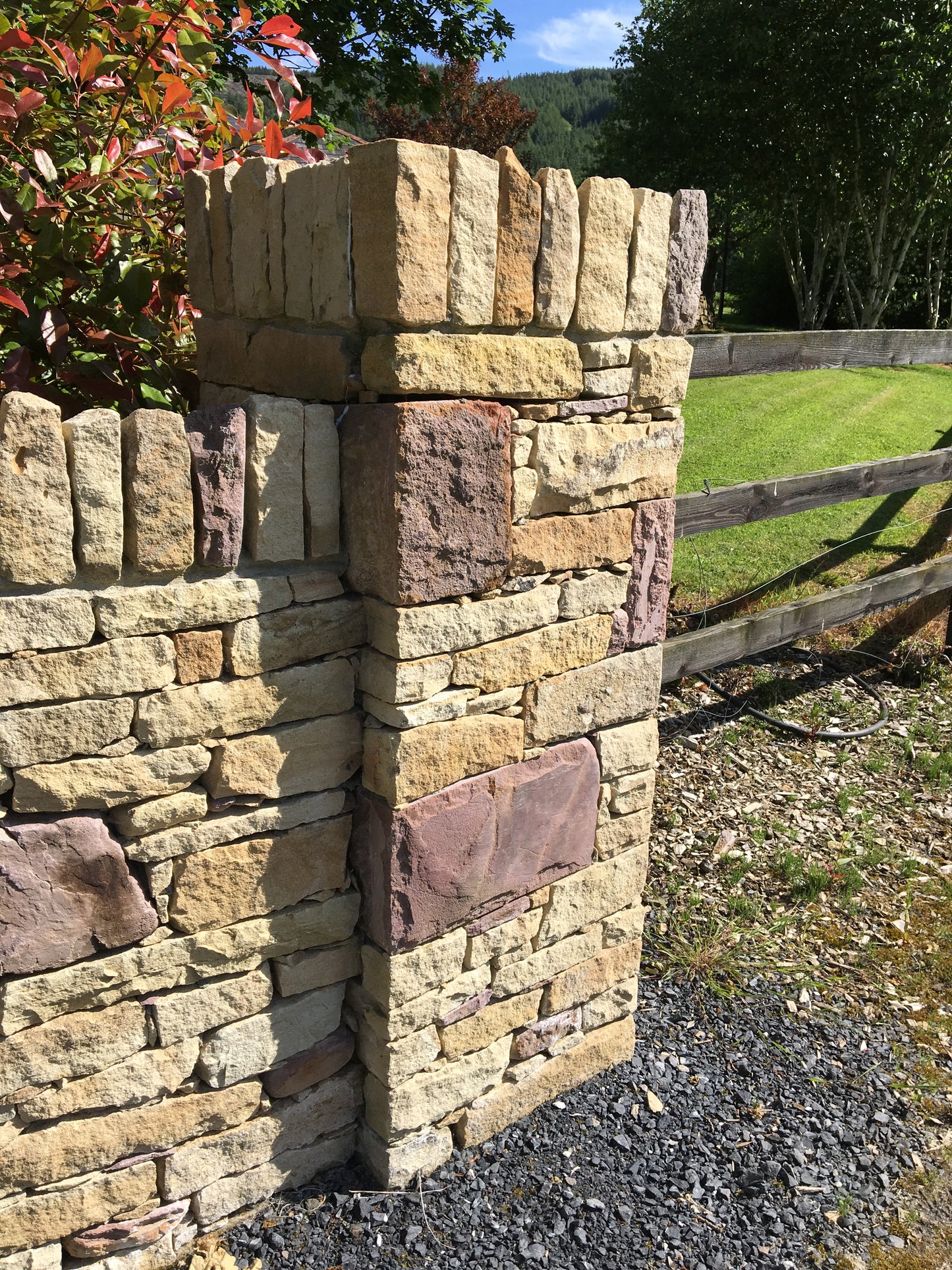 Clonmel Cream & Red Sandstone Mix Building Stone in Bulk Bags / Free Delivery in Ireland