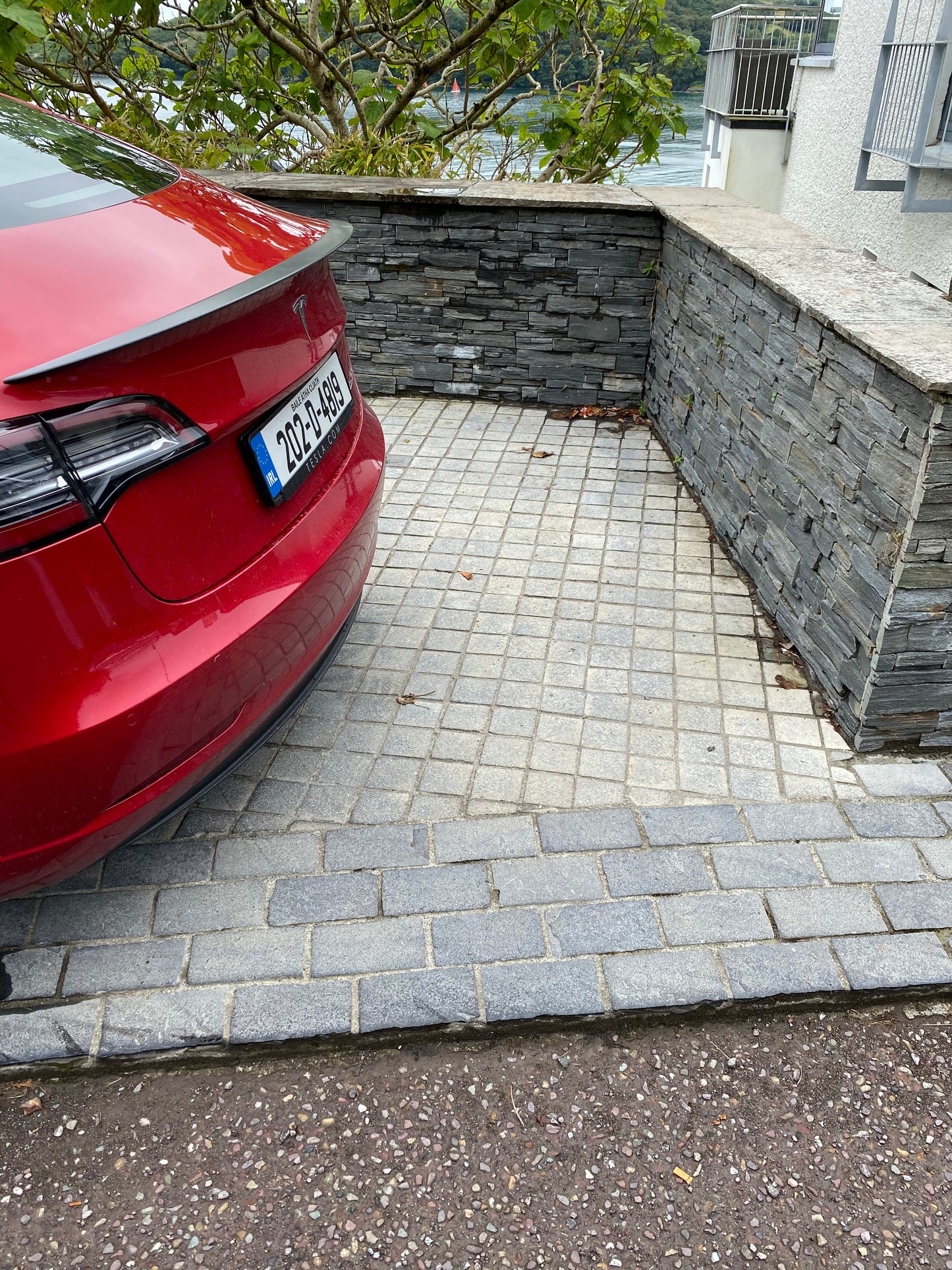 Valentia Black Limestone Cobblestone Setts 200mm x 100mm x 60mm x 5m2 Bulk Bag / Free Delivery in Ireland