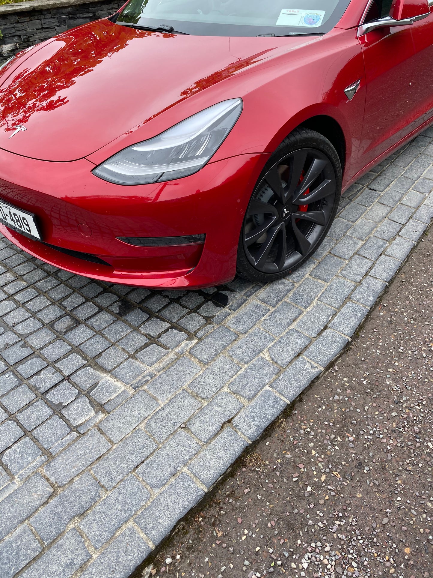 Valentia Black Limestone Cobblestone Setts 200mm x 100mm x 60mm x 5m2 Bulk Bag / Free Delivery in Ireland