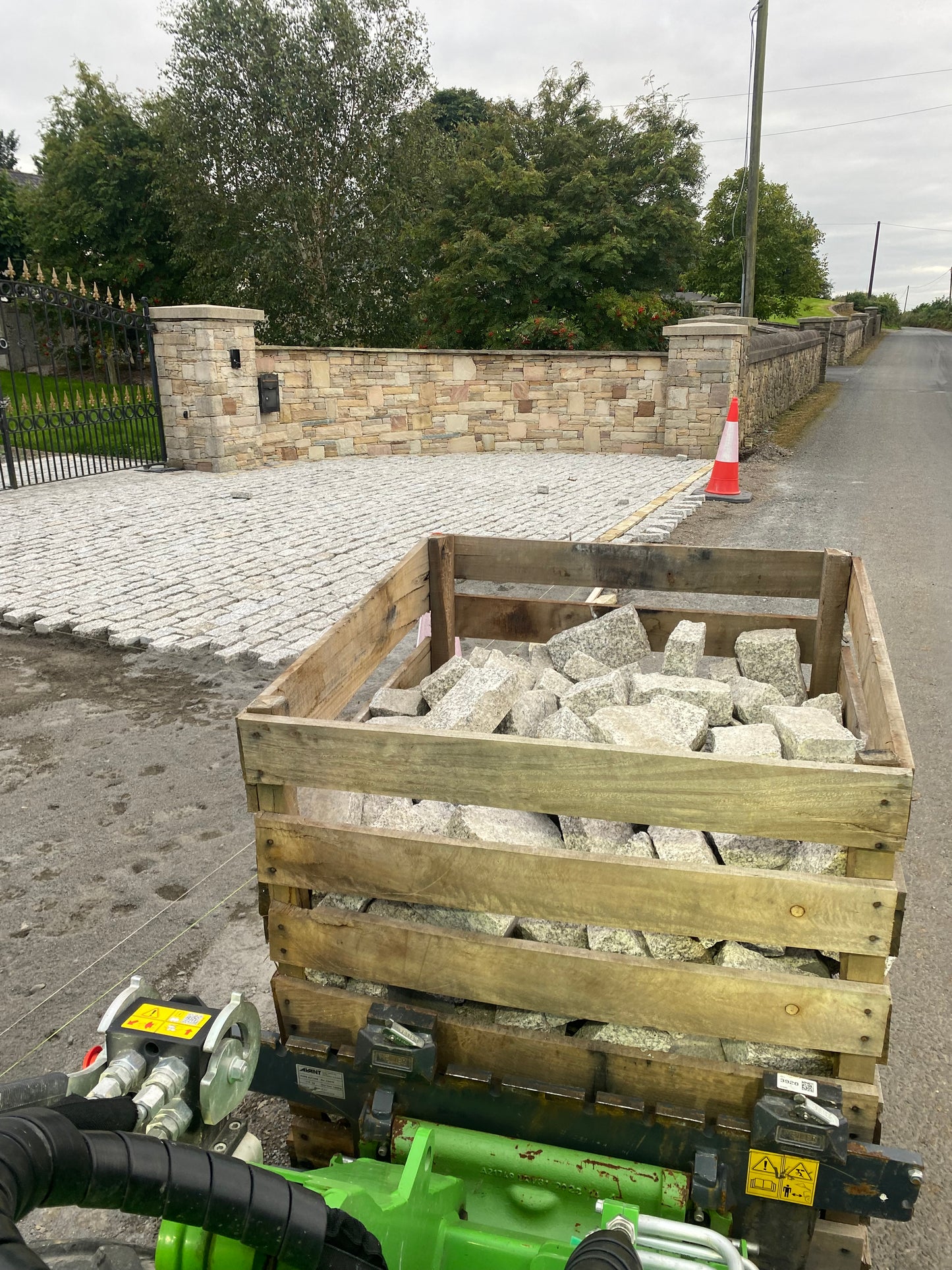 Merrion Grey Silver Granite Cobblestone 200mm x 100mm x 50mm x 5m2 Bulk Bag