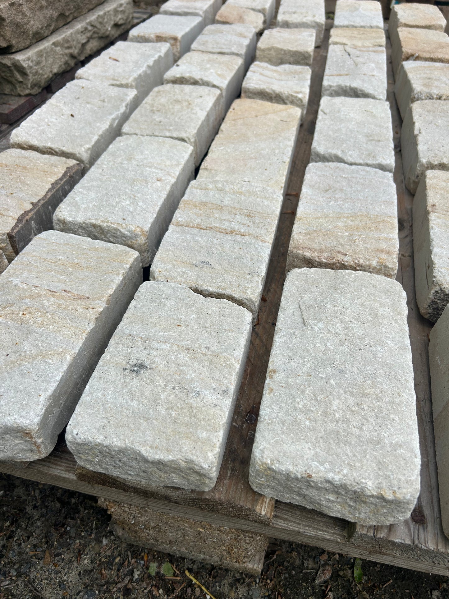 Drumshambo Low Carbon Cobblestone x 5m2 Bulk Bag / 100mm x free length x 50mm depth / tumbled