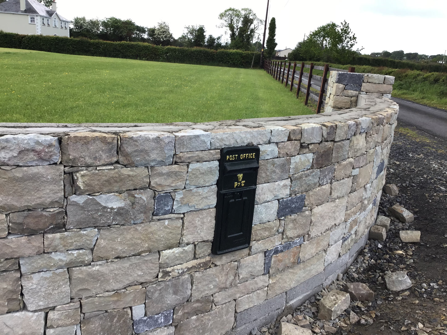 Clonaslee Cotswold Cream Guillotened Building Stone for Houses & Walls / Bulk Bag / Free Shipping in Ireland