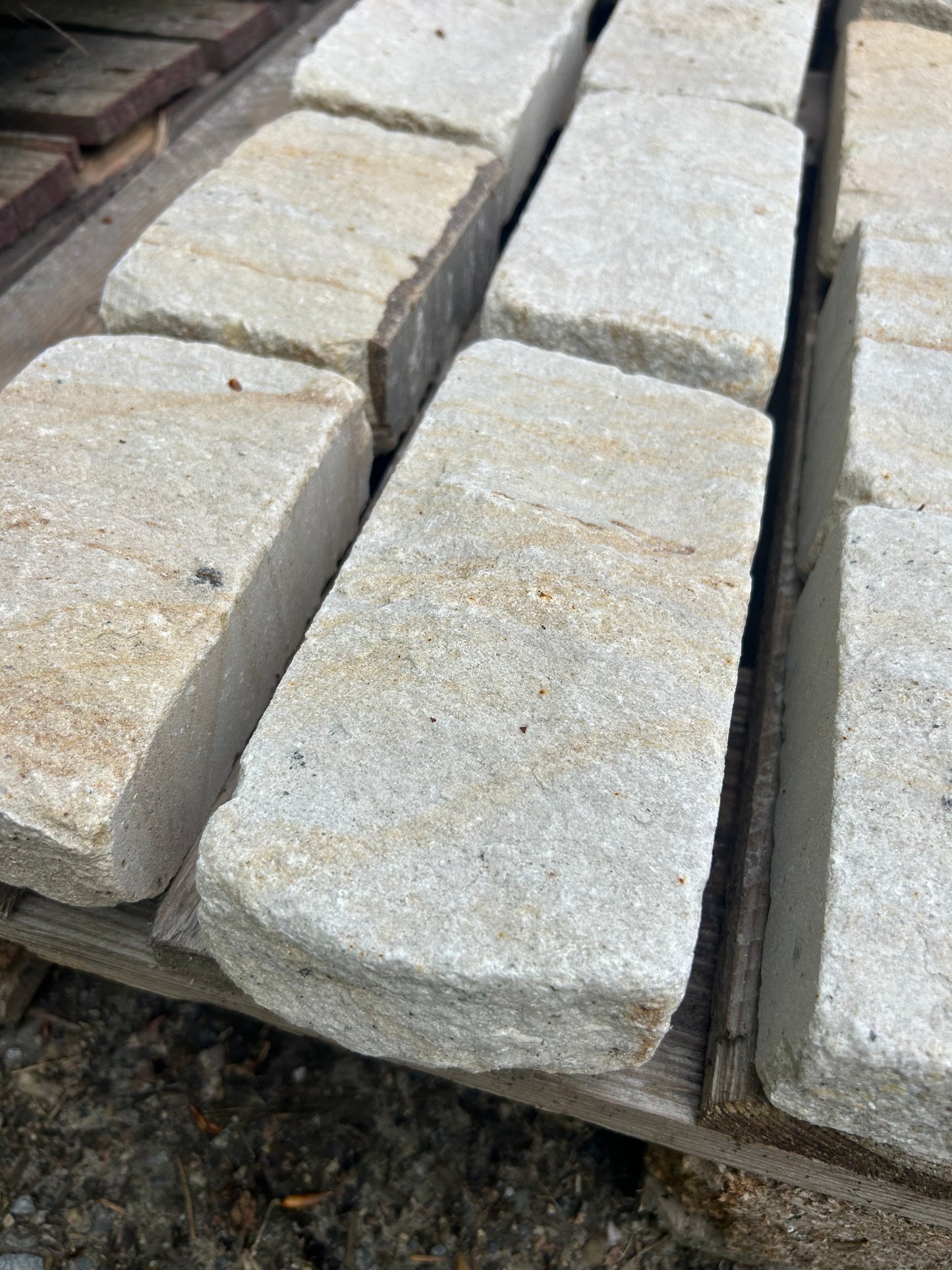 Drumshambo Low Carbon Cobblestone x 5m2 Bulk Bag / 100mm x free length x 50mm depth / tumbled