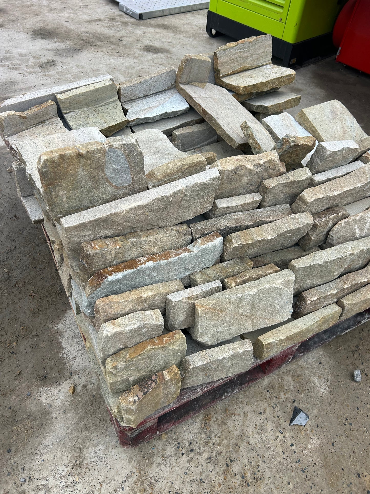 Tipperary Sandstone Thinstone , Stick On Cladding Random 30mm Pallet 10m2 or Lm / Free Delivery in Ireland