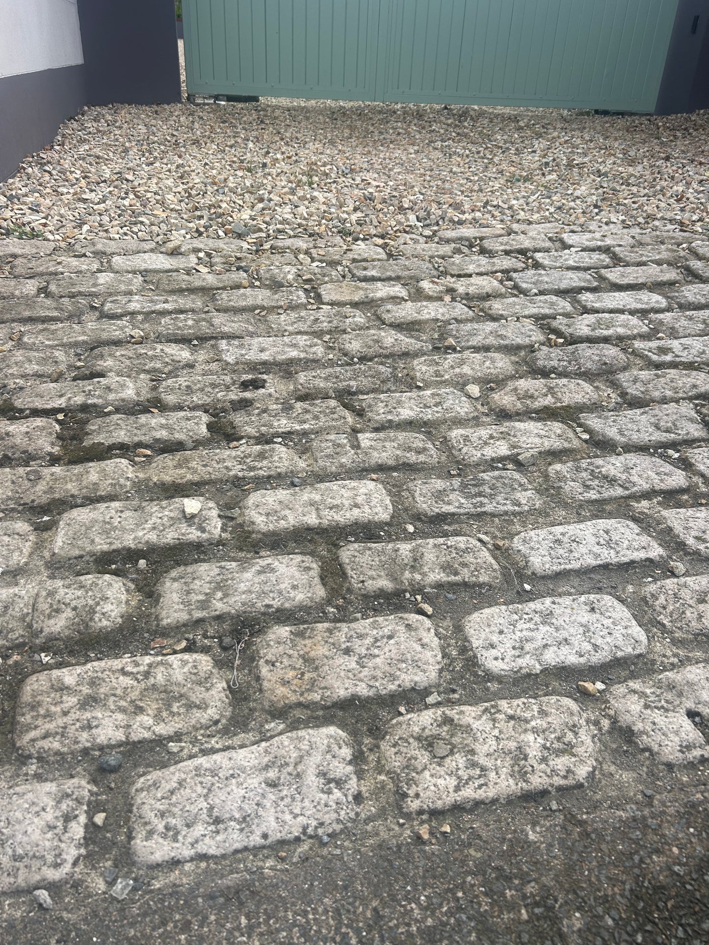 Wicklow Golden Round Edge Cobblestone 200mm x 100mm x 50mm x 200m2 Driveway Deal / Free Delivery in Ireland