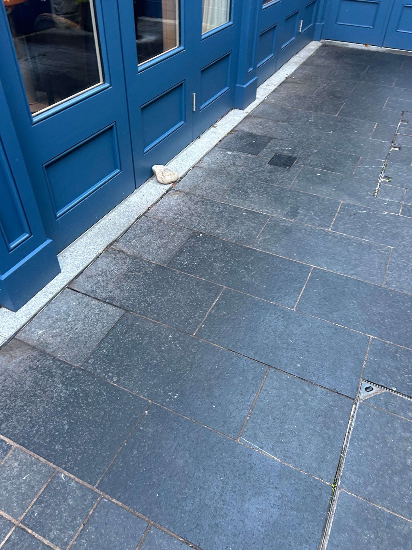 Kilkenny Limestone 30mm Flamed Cashel Blue Premium Grade Paving , 600mm x 300mm x 10m2 on 10m2 pallet/ Free Delivery in Ireland