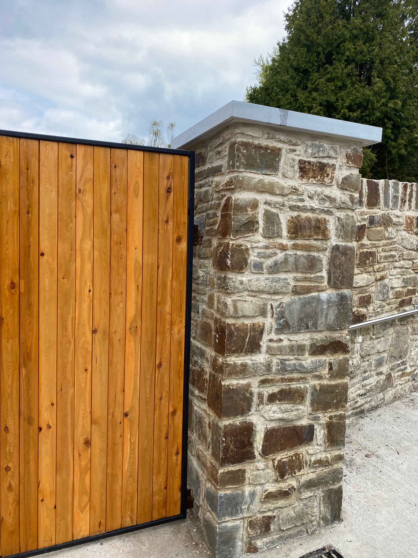 Black Friday Bulk Deal x 30 Bulk Bags of West Cork Brown Drystone Walling / Building Stone 90m2 load !! / Free Shipping in Ireland