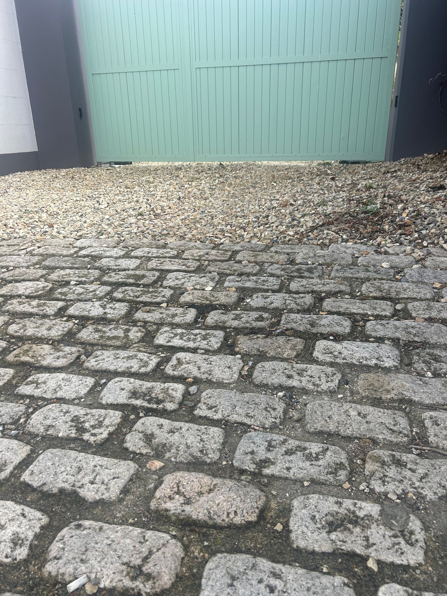 Wicklow Golden Round Edge Cobblestone 200mm x 100mm x 50mm x 200m2 Driveway Deal / Free Delivery in Ireland