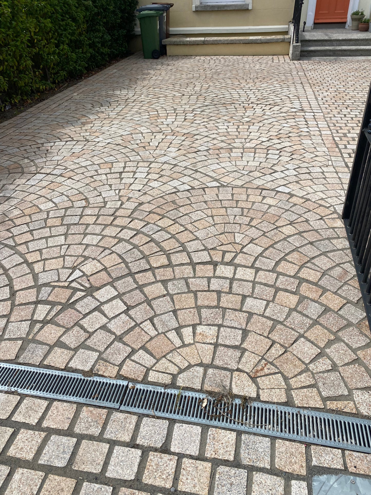 Wicklow Golden Granite Cobblestone 100mm x 100mm x 50mm / 5m2 bulk bag