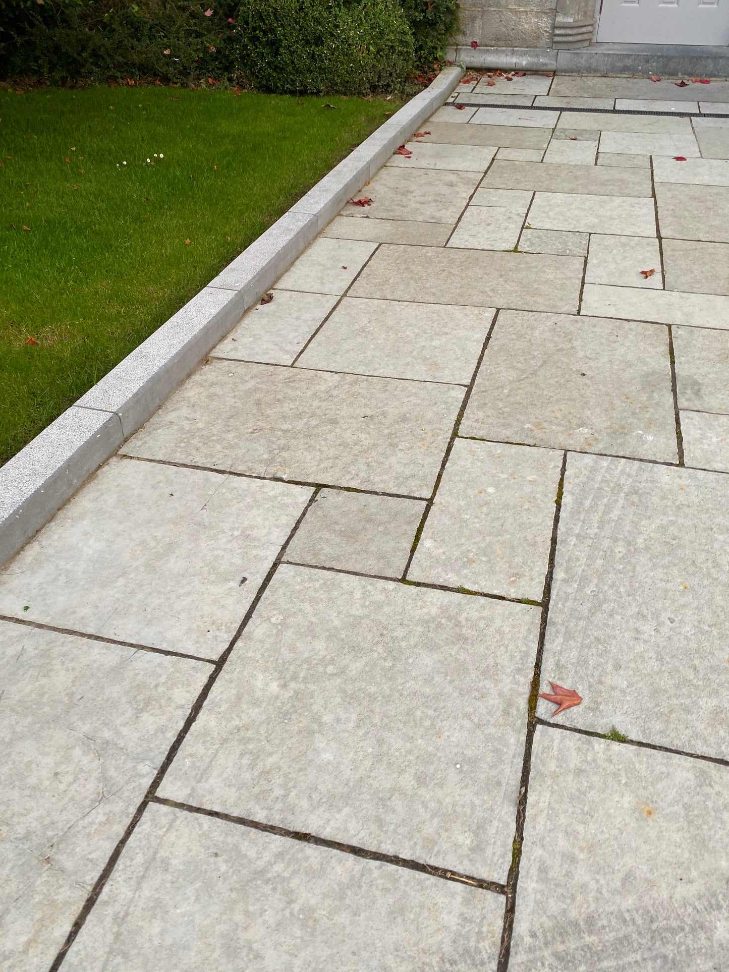 Kilkenny blue limestone sanded driveway kerbs ( 140mm x 80mm x 1000mm, chamfer 30mm x 40mm ), 10 linear meters on pallet / free delivery in Ireland